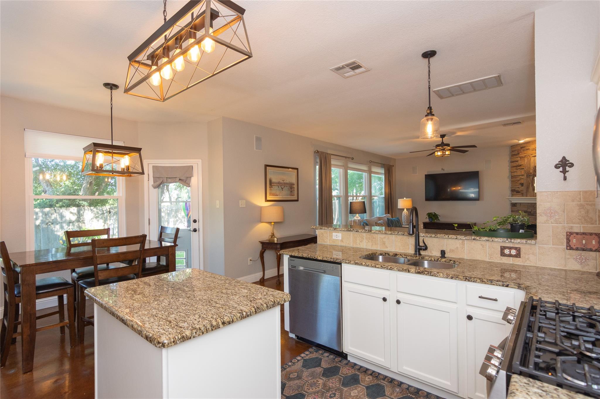 8711 Glen Canyon Dr, Round Rock, TX 78681