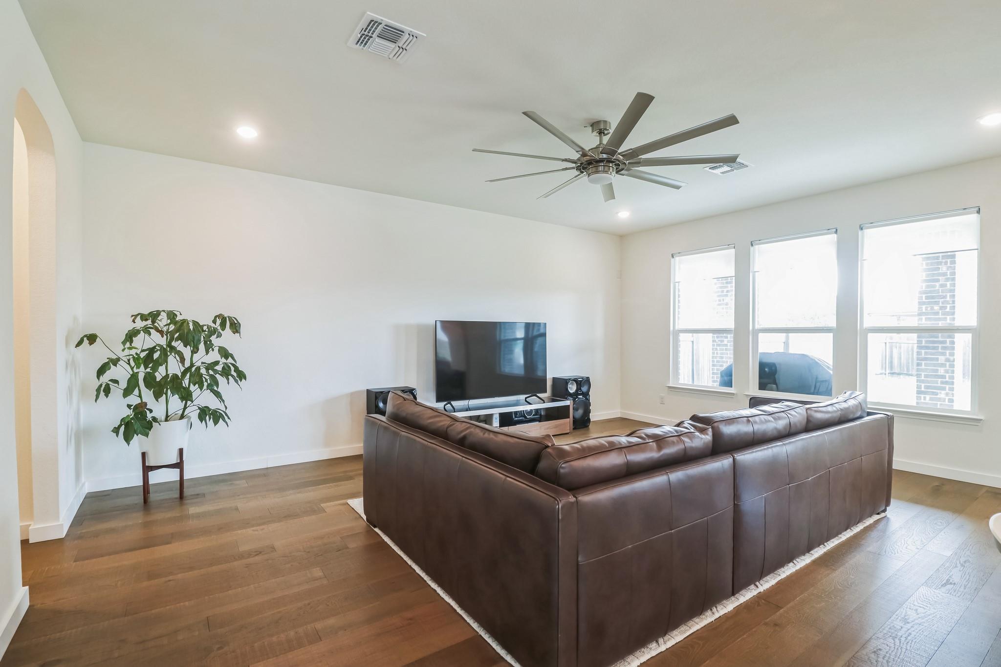 1020 Osprey Dr, Leander, TX 78641