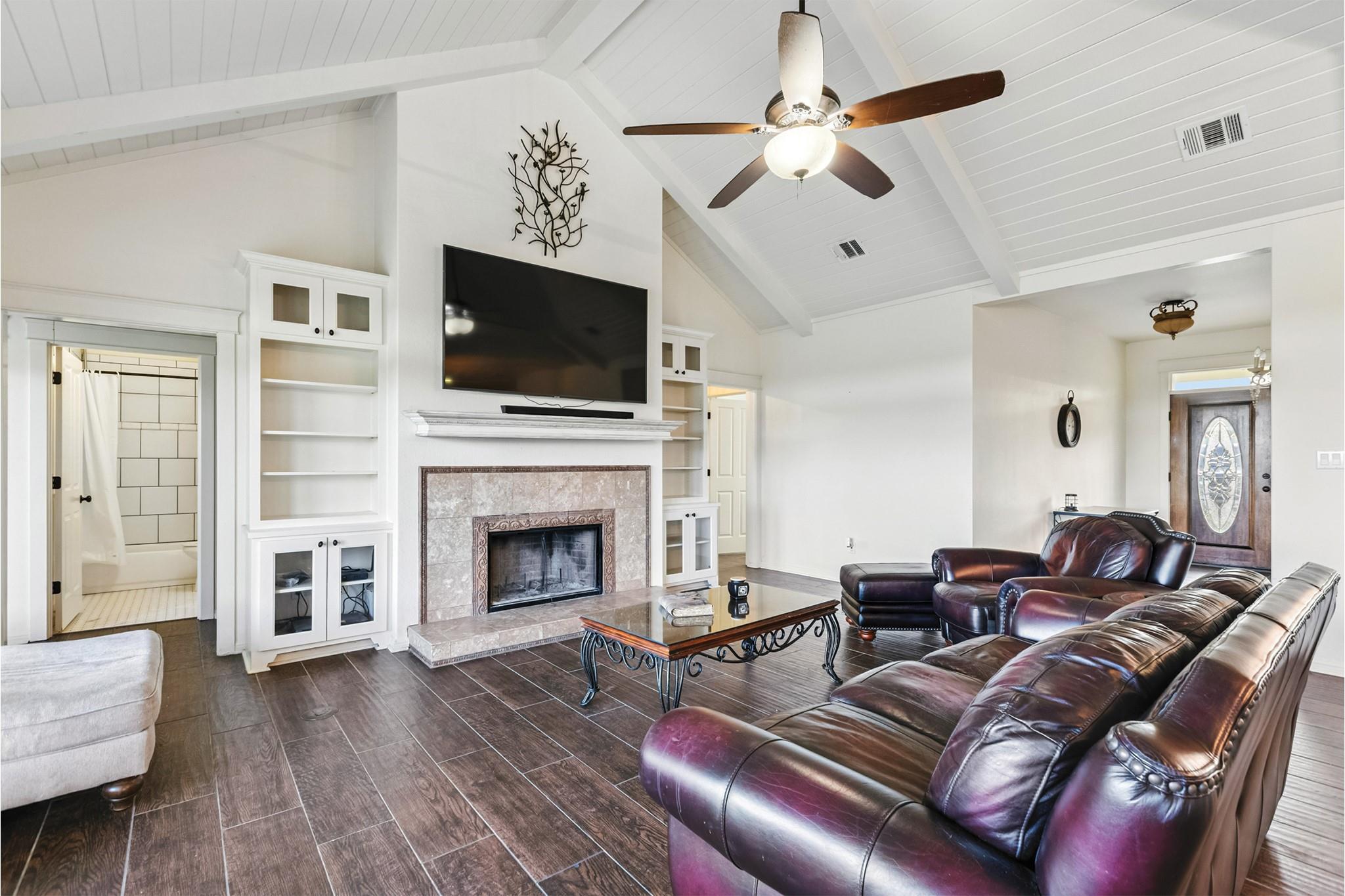 498 N County Line Rd, Elgin, TX 78621