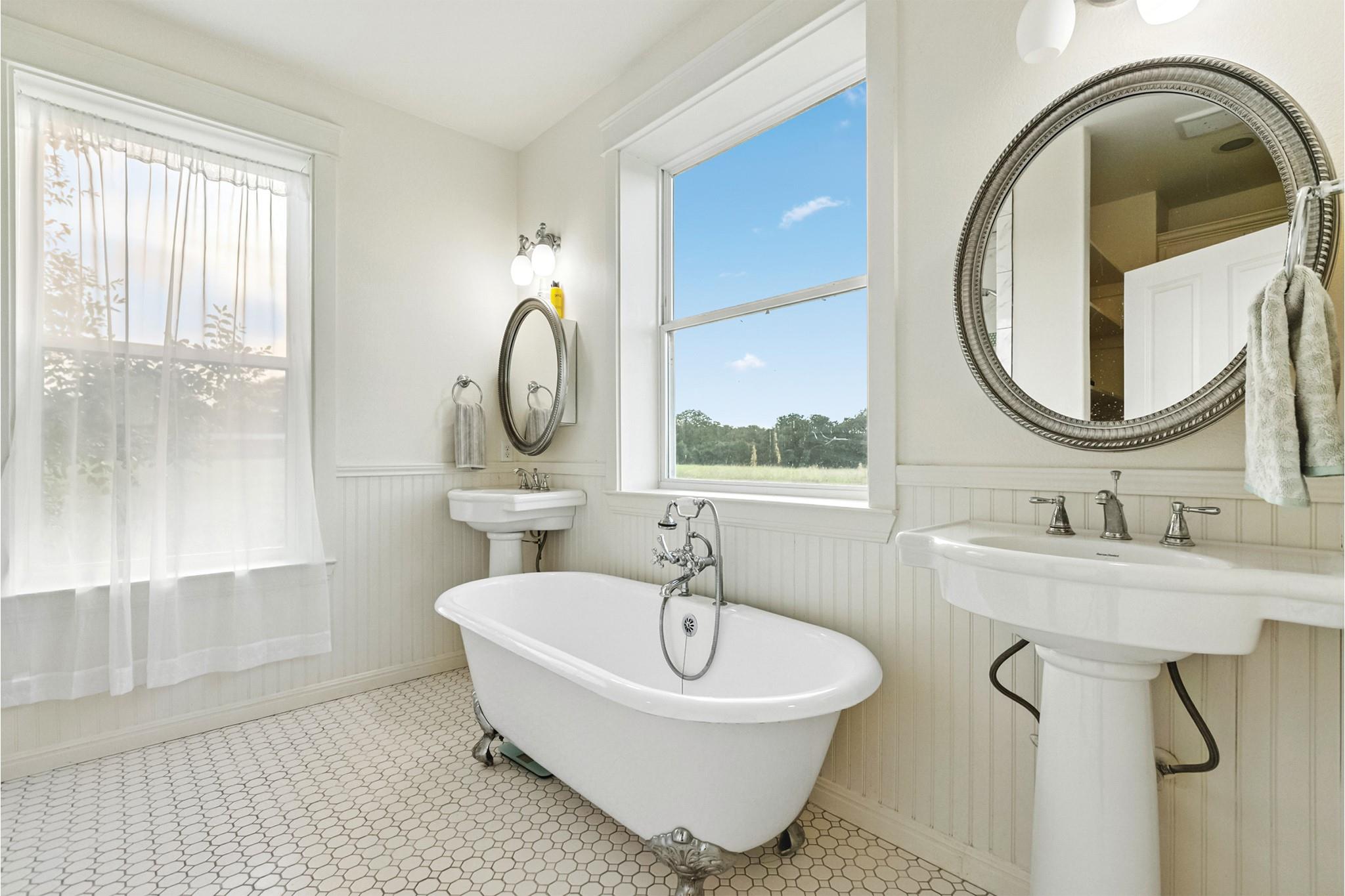 498 N County Line Rd, Elgin, TX 78621