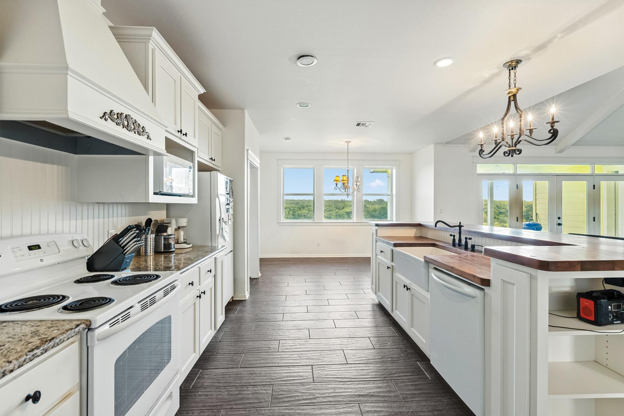 498 N County Line Rd, Elgin, TX 78621