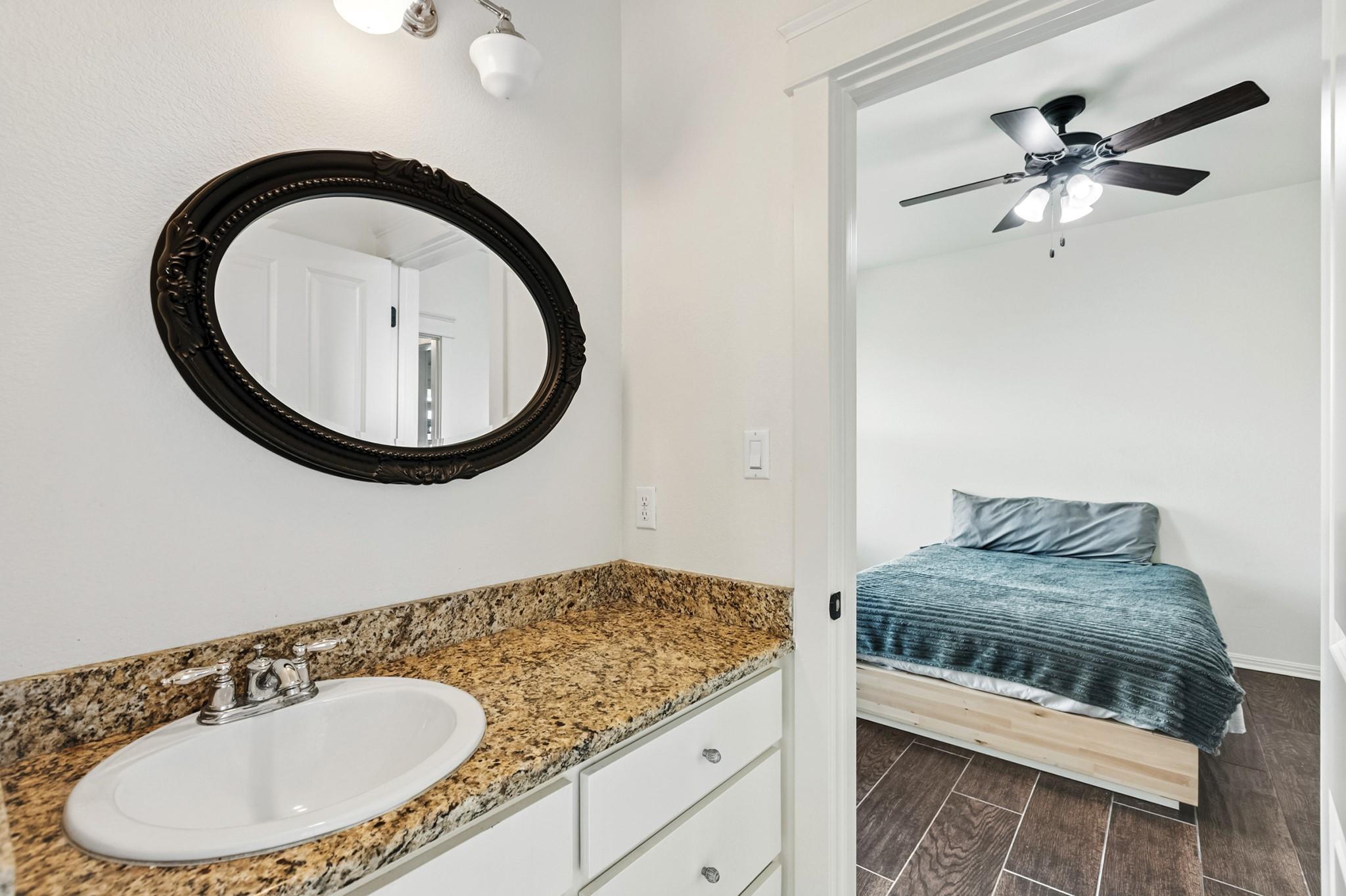 498 N County Line Rd, Elgin, TX 78621