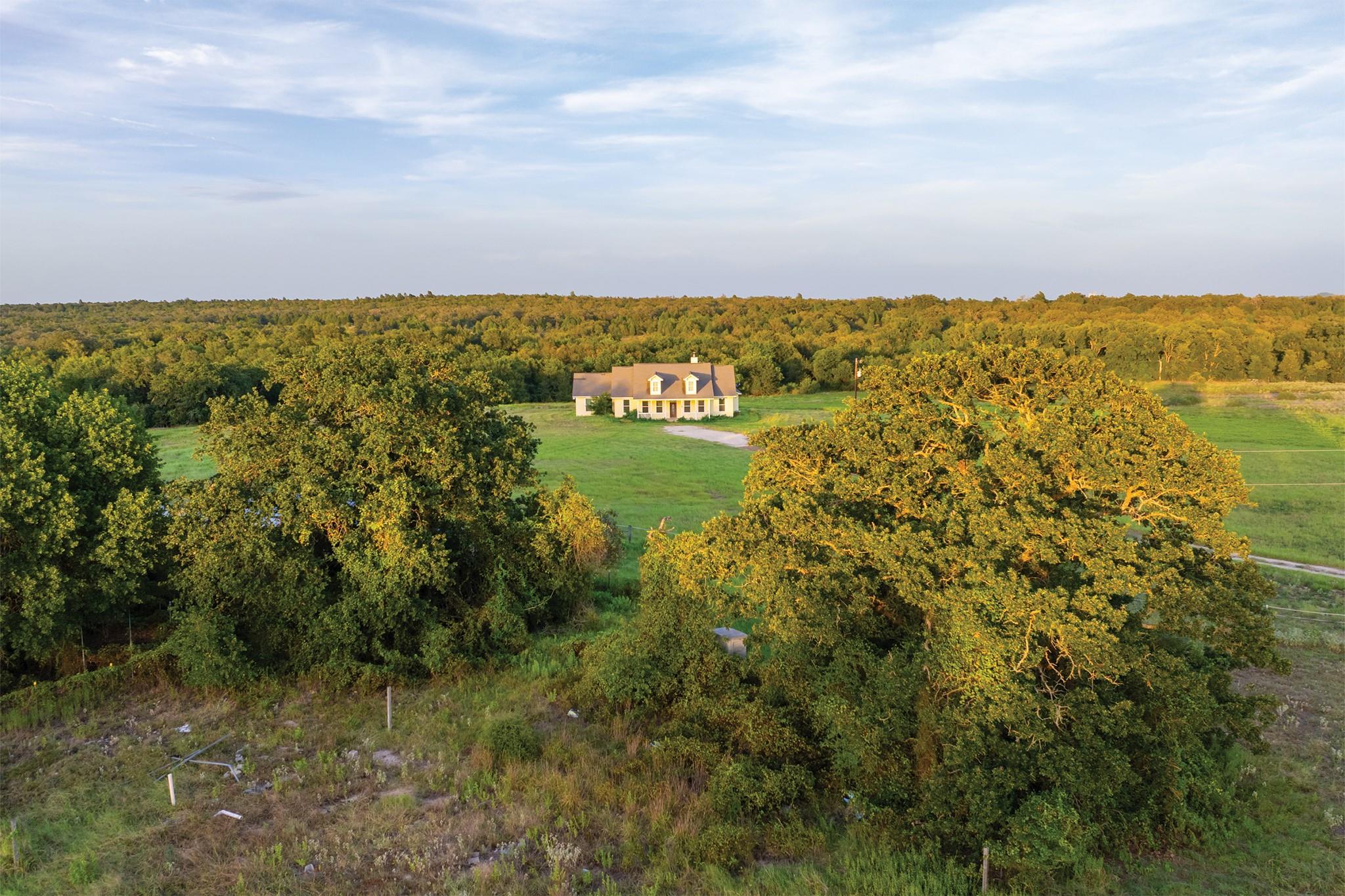 498 N County Line Rd, Elgin, TX 78621