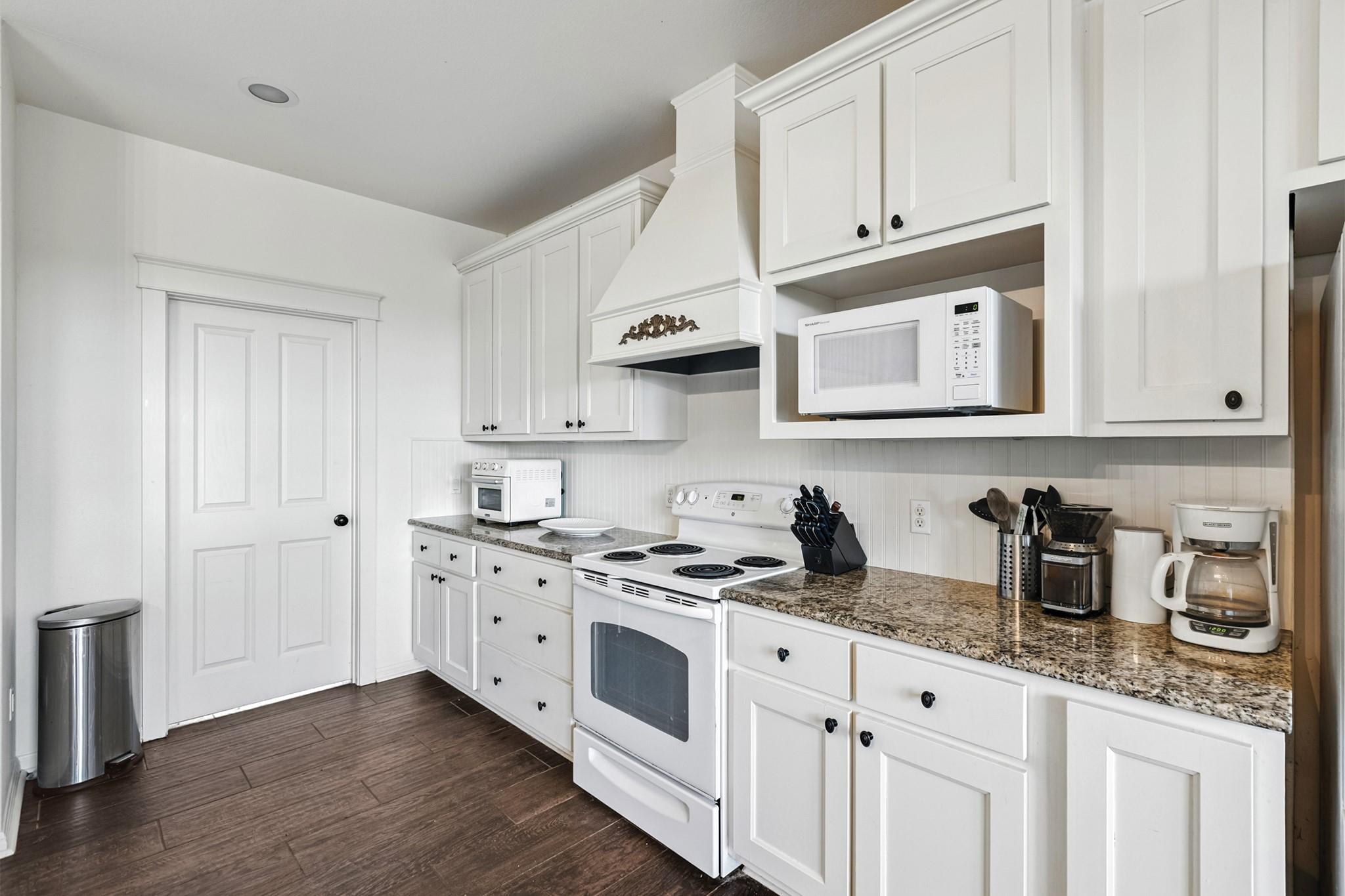 498 N County Line Rd, Elgin, TX 78621