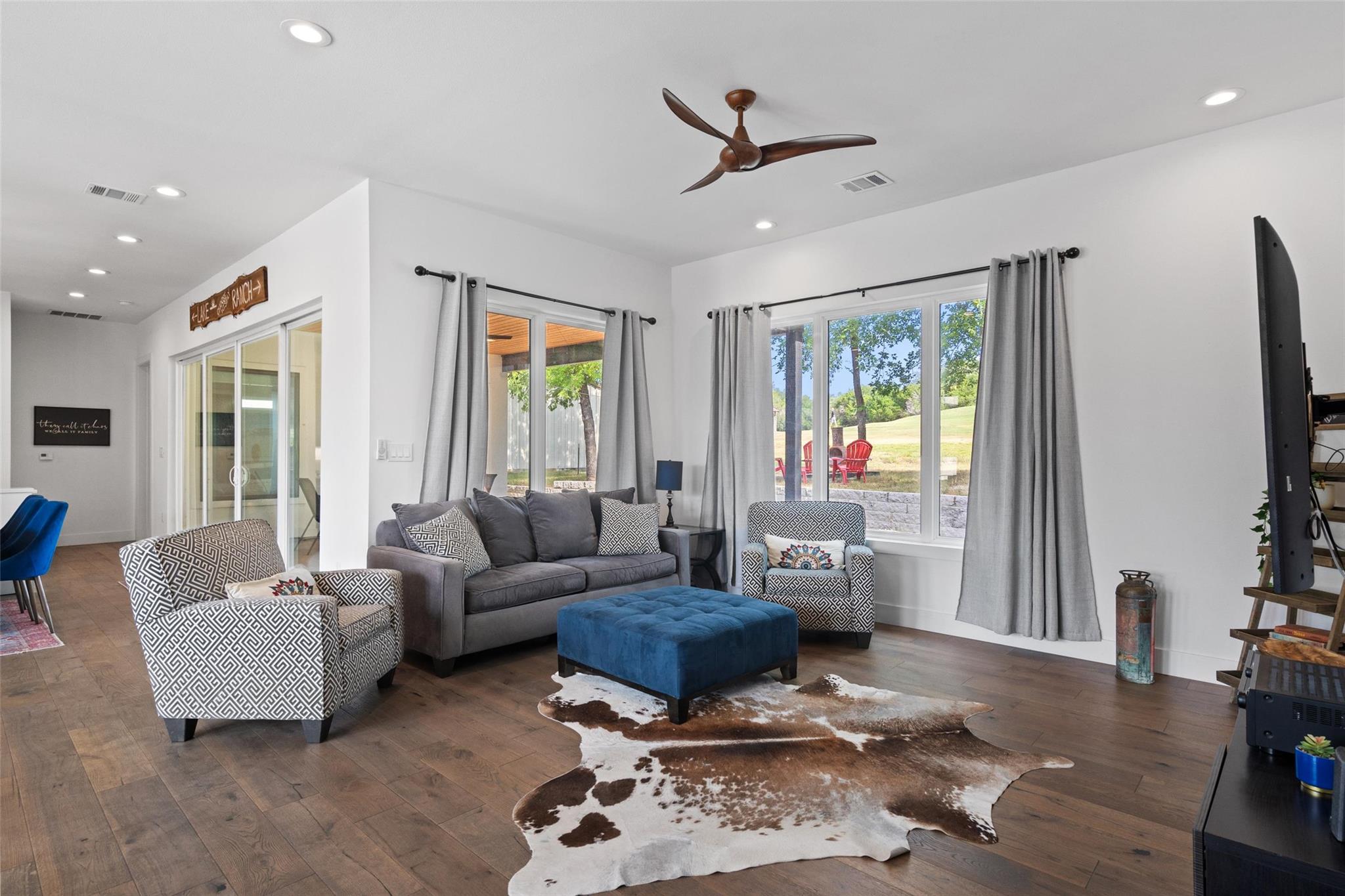 418 Venture Blvd S, Point Venture, TX 78645