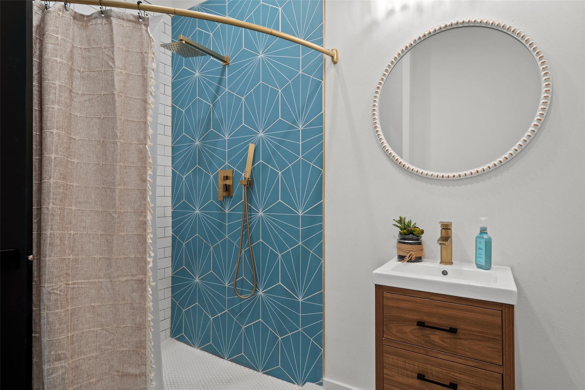 418 Venture Blvd S, Point Venture, TX 78645