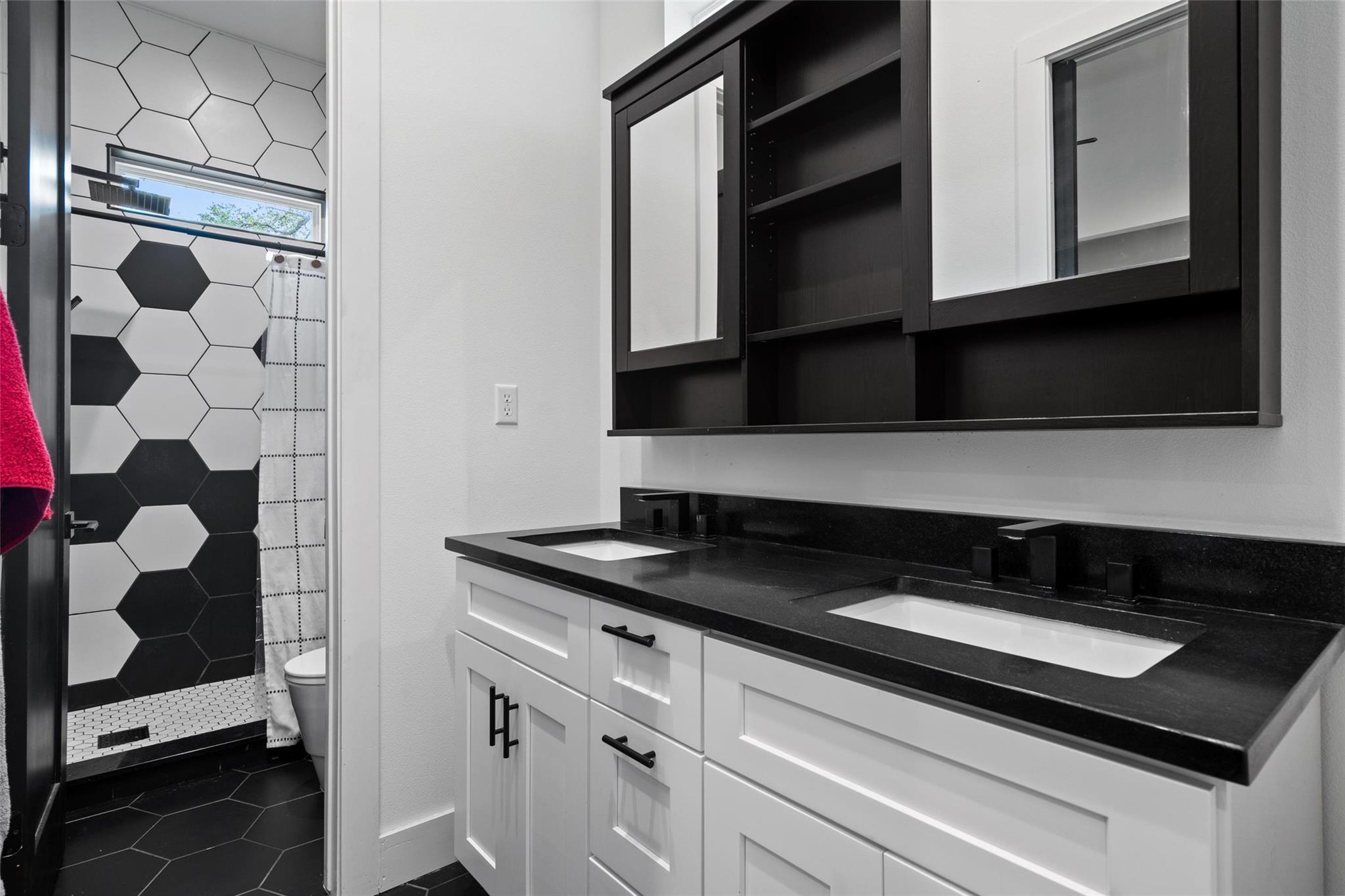 418 Venture Blvd S, Point Venture, TX 78645