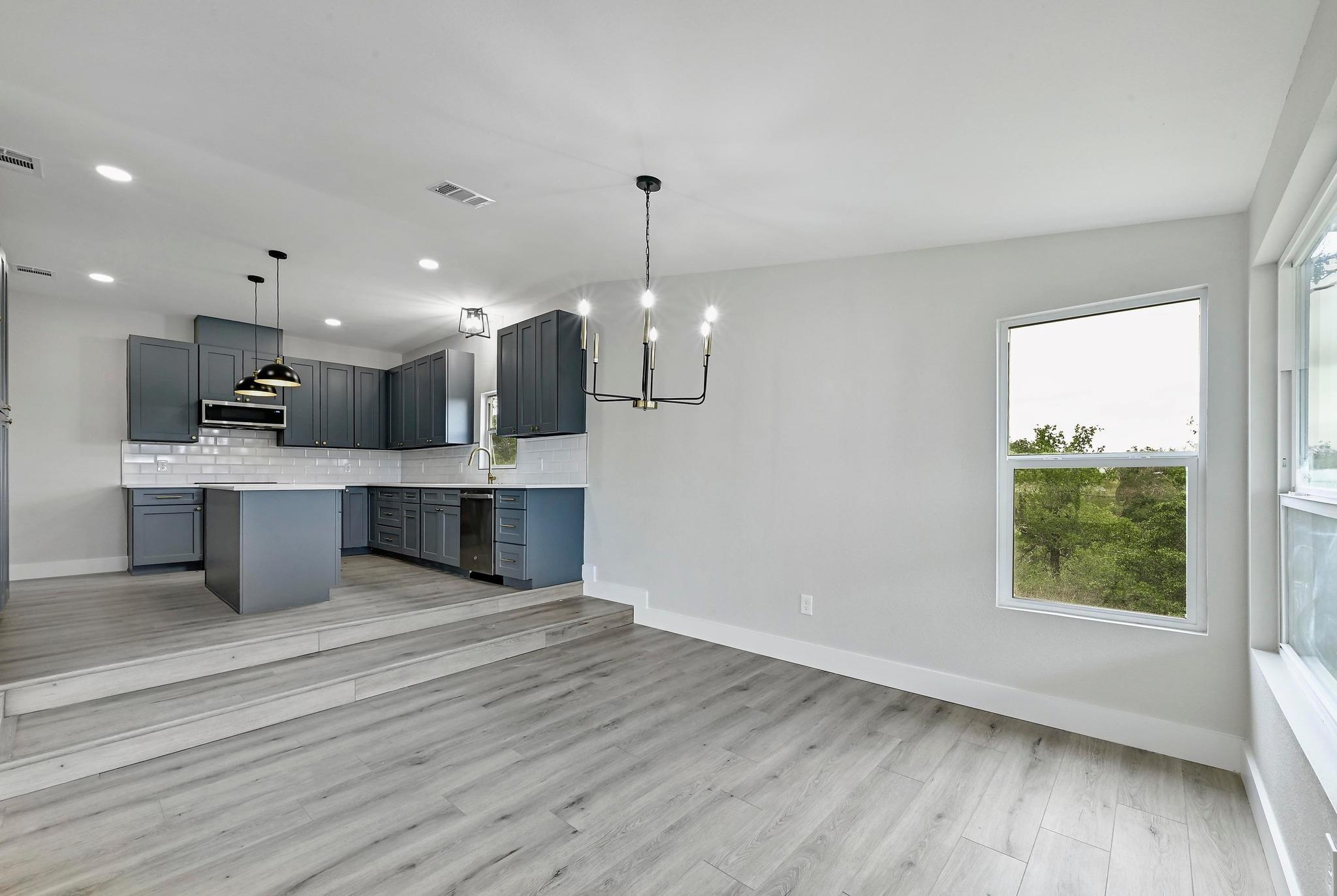 405-409 Lake View Dr, Spicewood, TX 78669