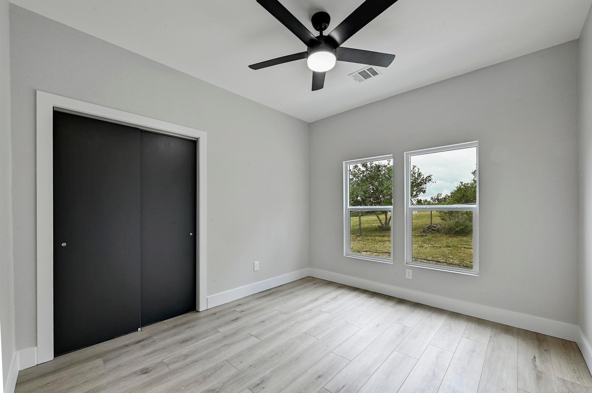 405-409 Lake View Dr, Spicewood, TX 78669