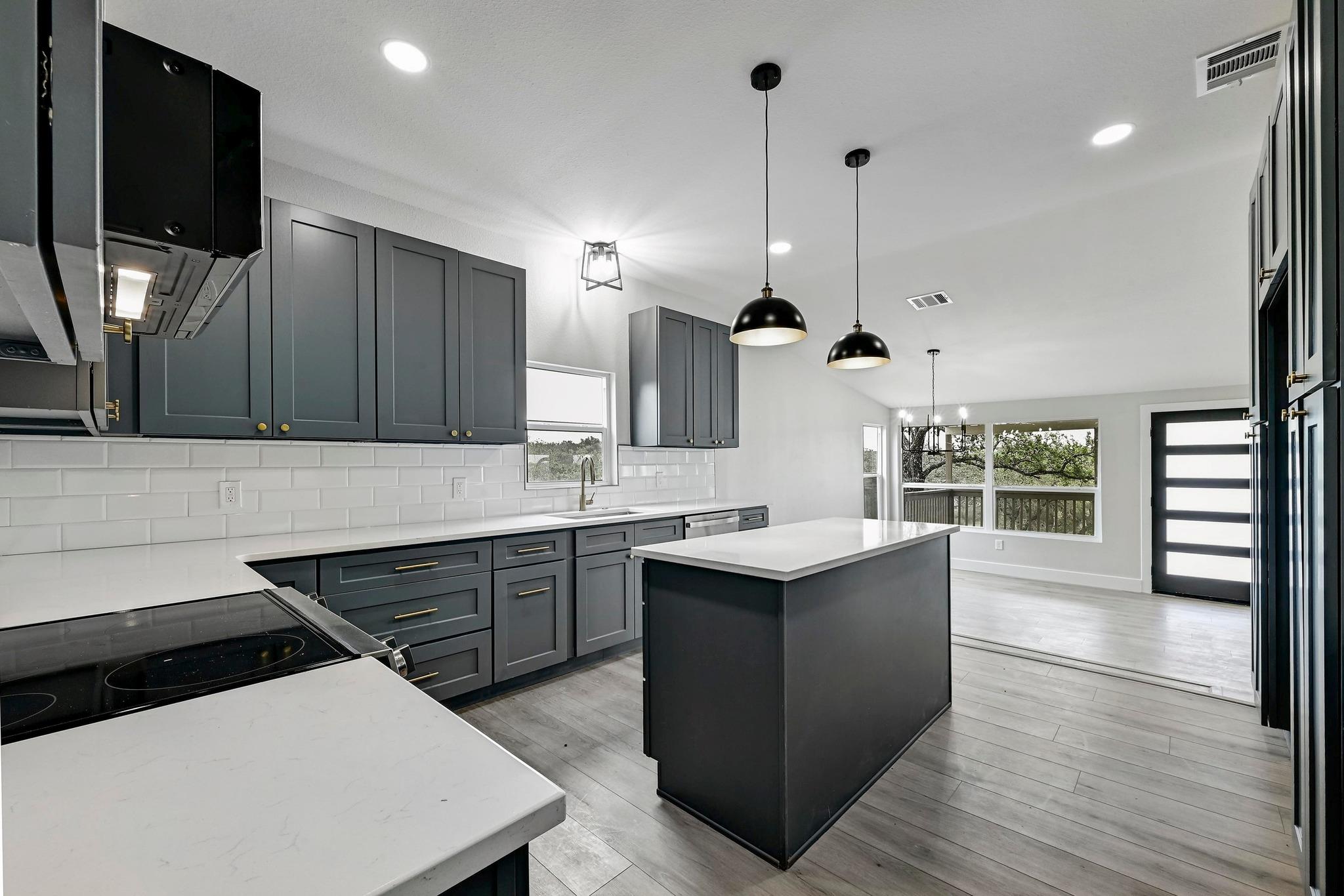 405-409 Lake View Dr, Spicewood, TX 78669