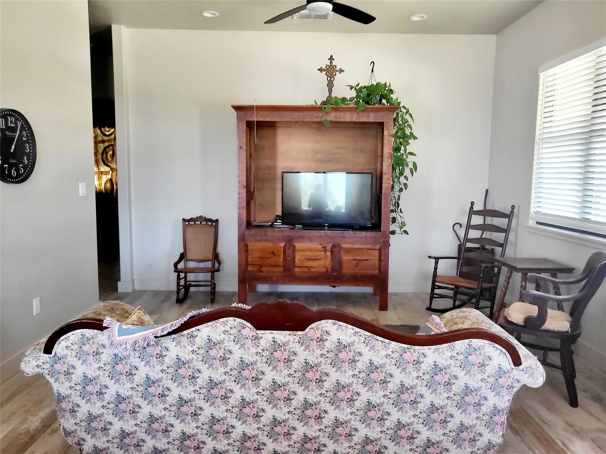 621 Stanton Road, Johnson City, TX 78636