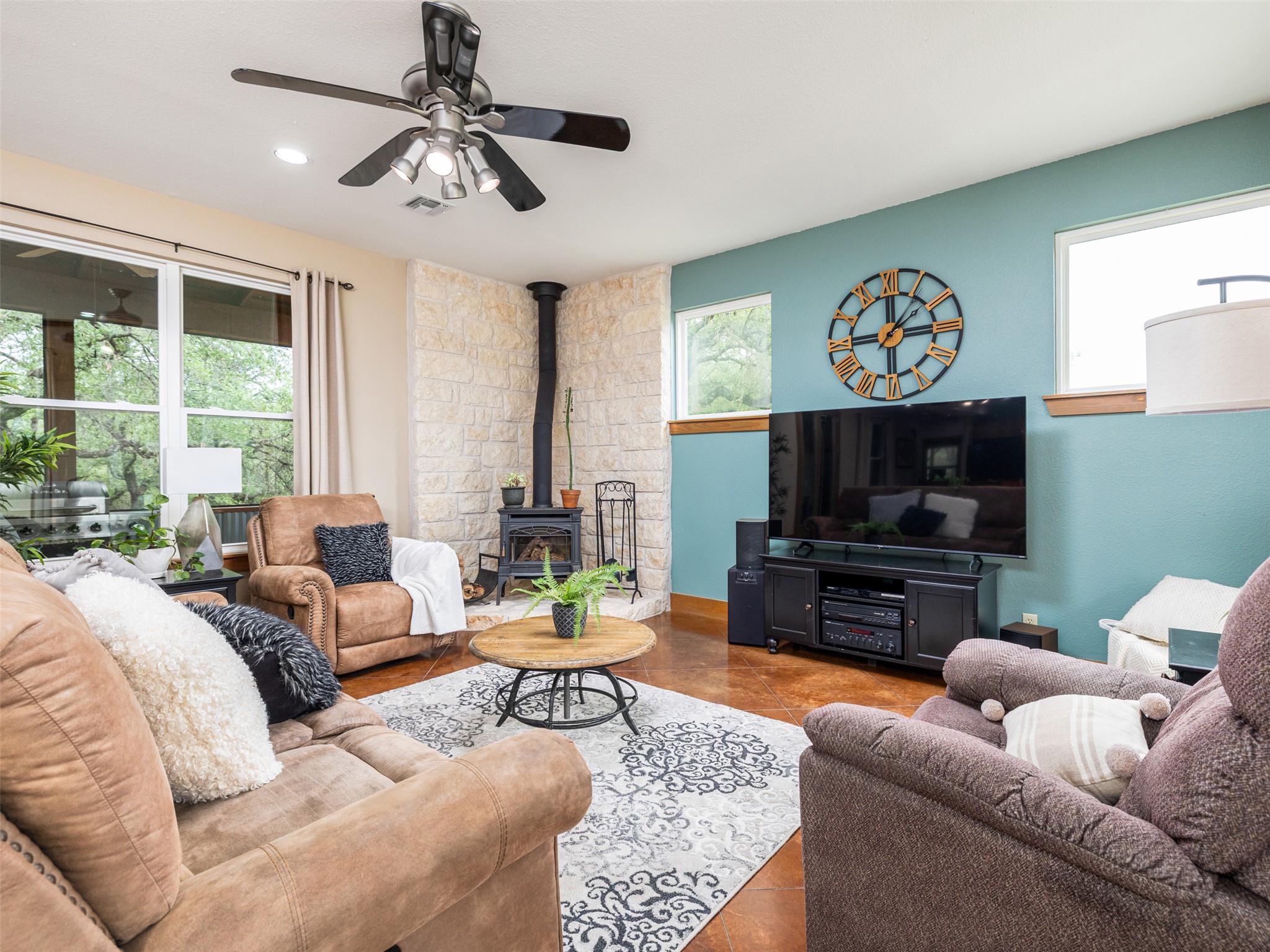 326 Lost Cove Dr, Spicewood, TX 78669