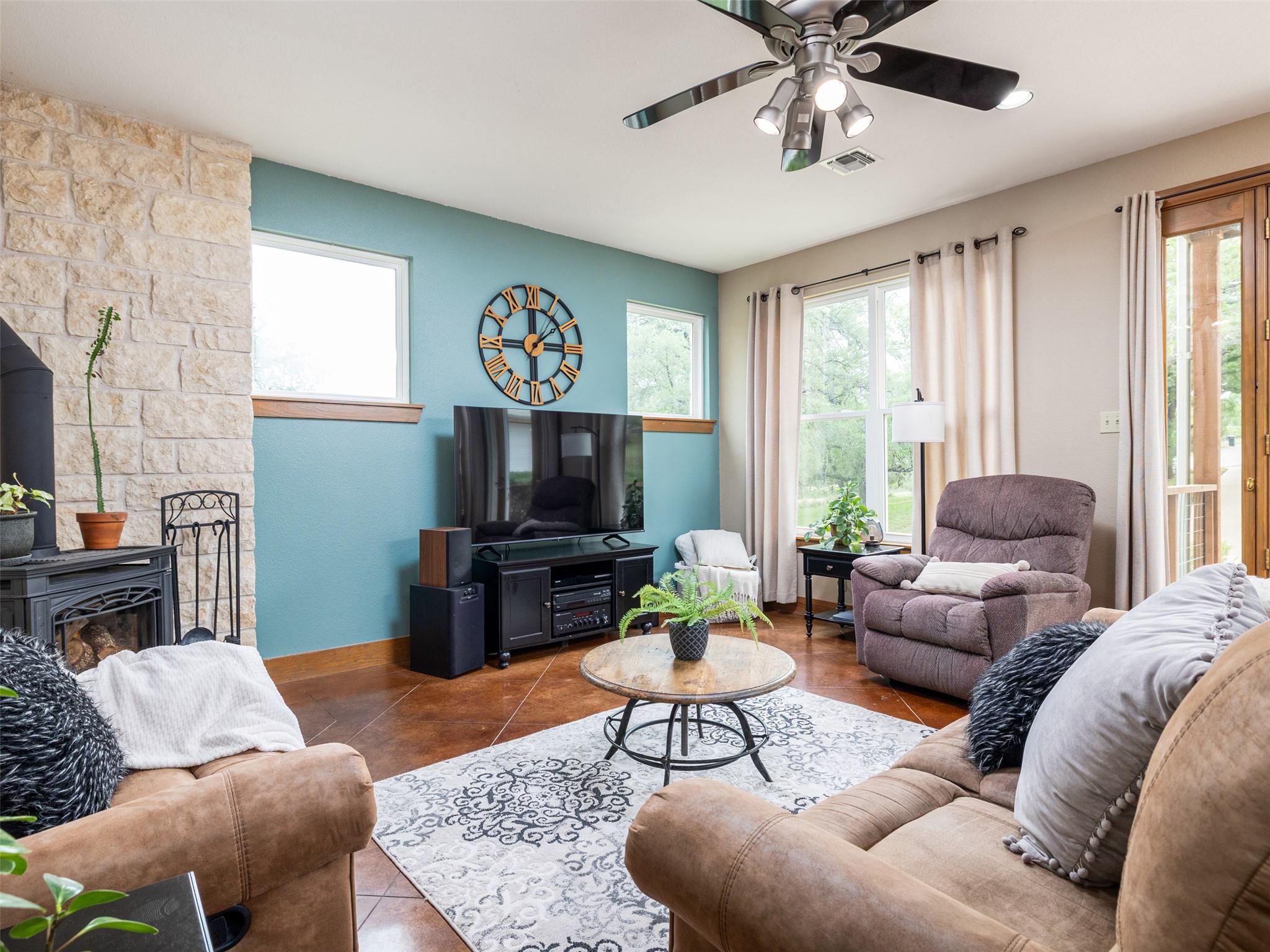 326 Lost Cove Dr, Spicewood, TX 78669