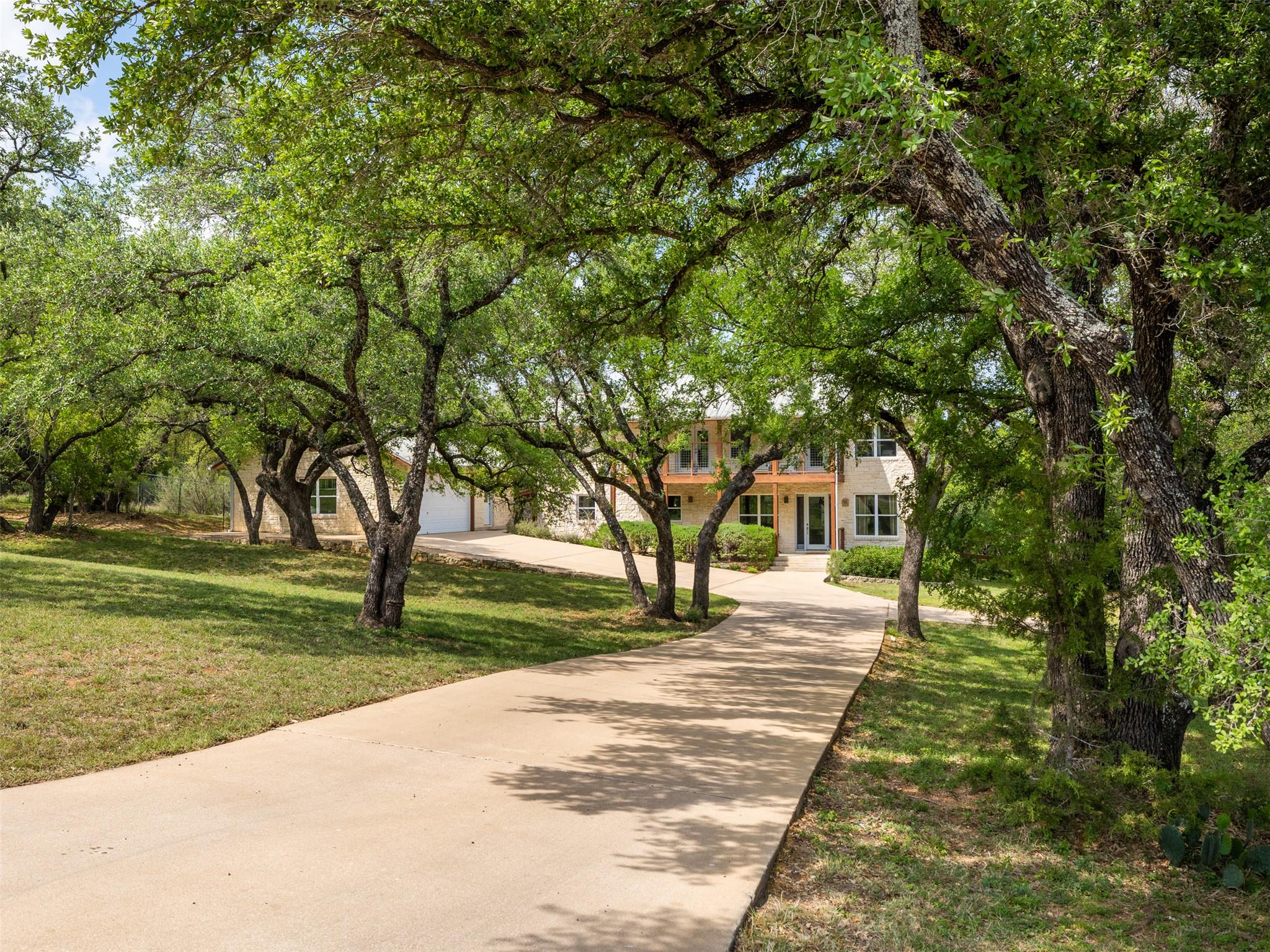 326 Lost Cove Dr, Spicewood, TX 78669