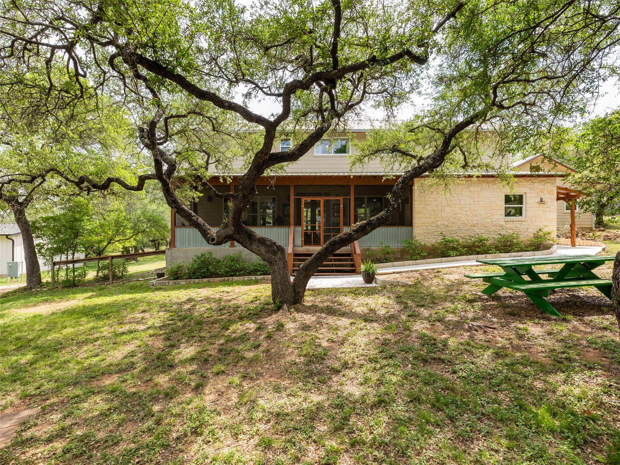 326 Lost Cove Dr, Spicewood, TX 78669