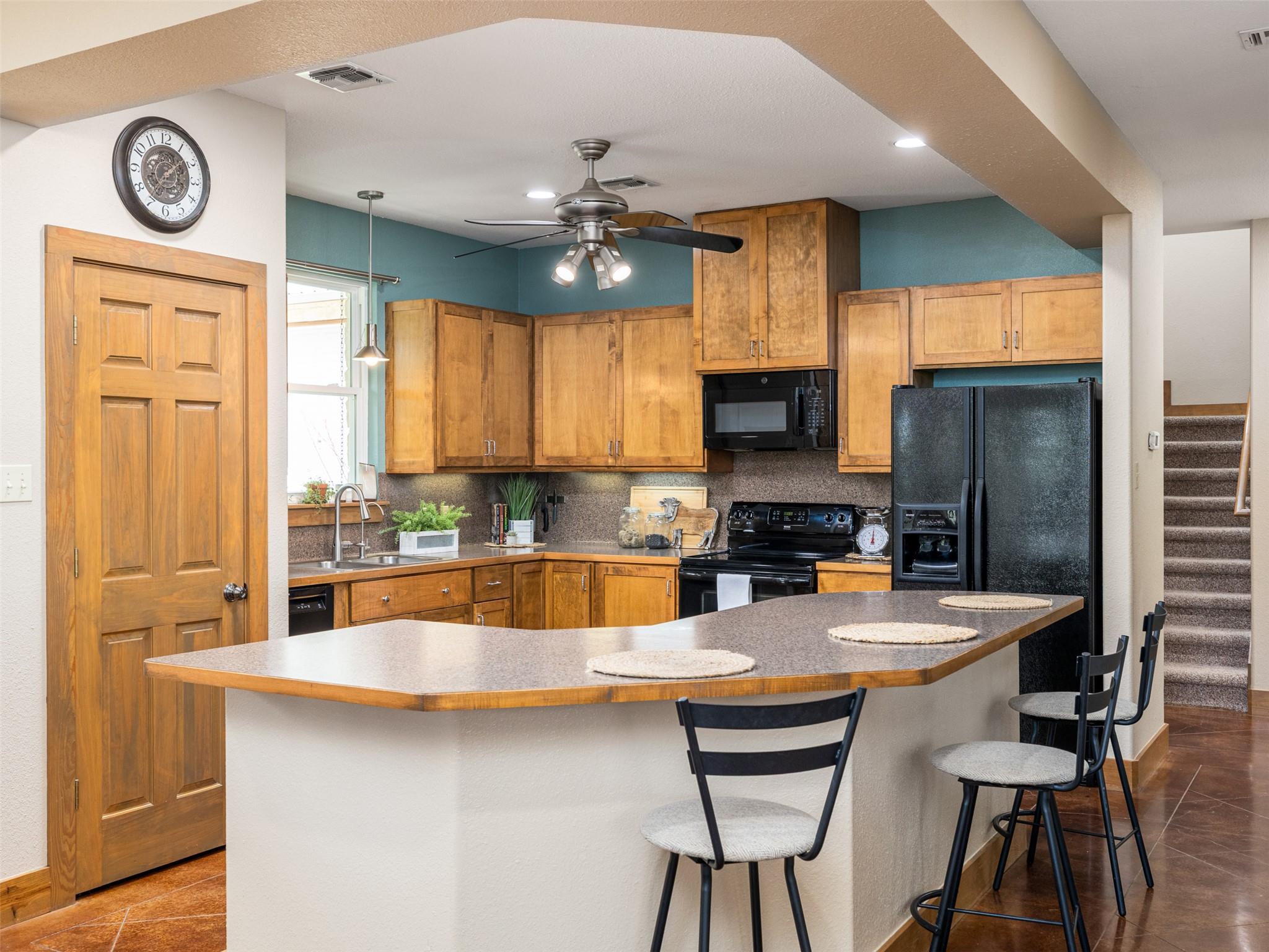 326 Lost Cove Dr, Spicewood, TX 78669