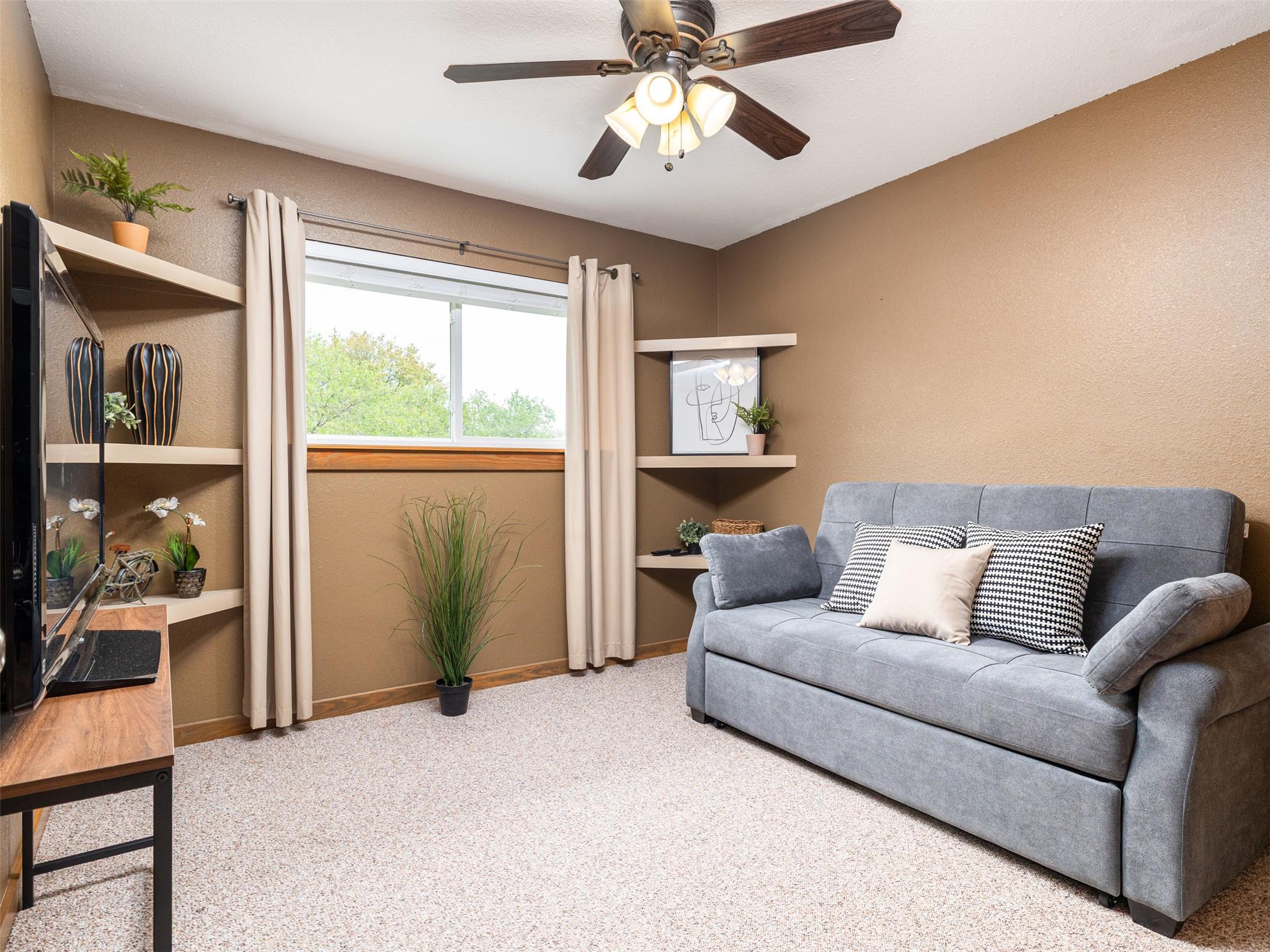 326 Lost Cove Dr, Spicewood, TX 78669