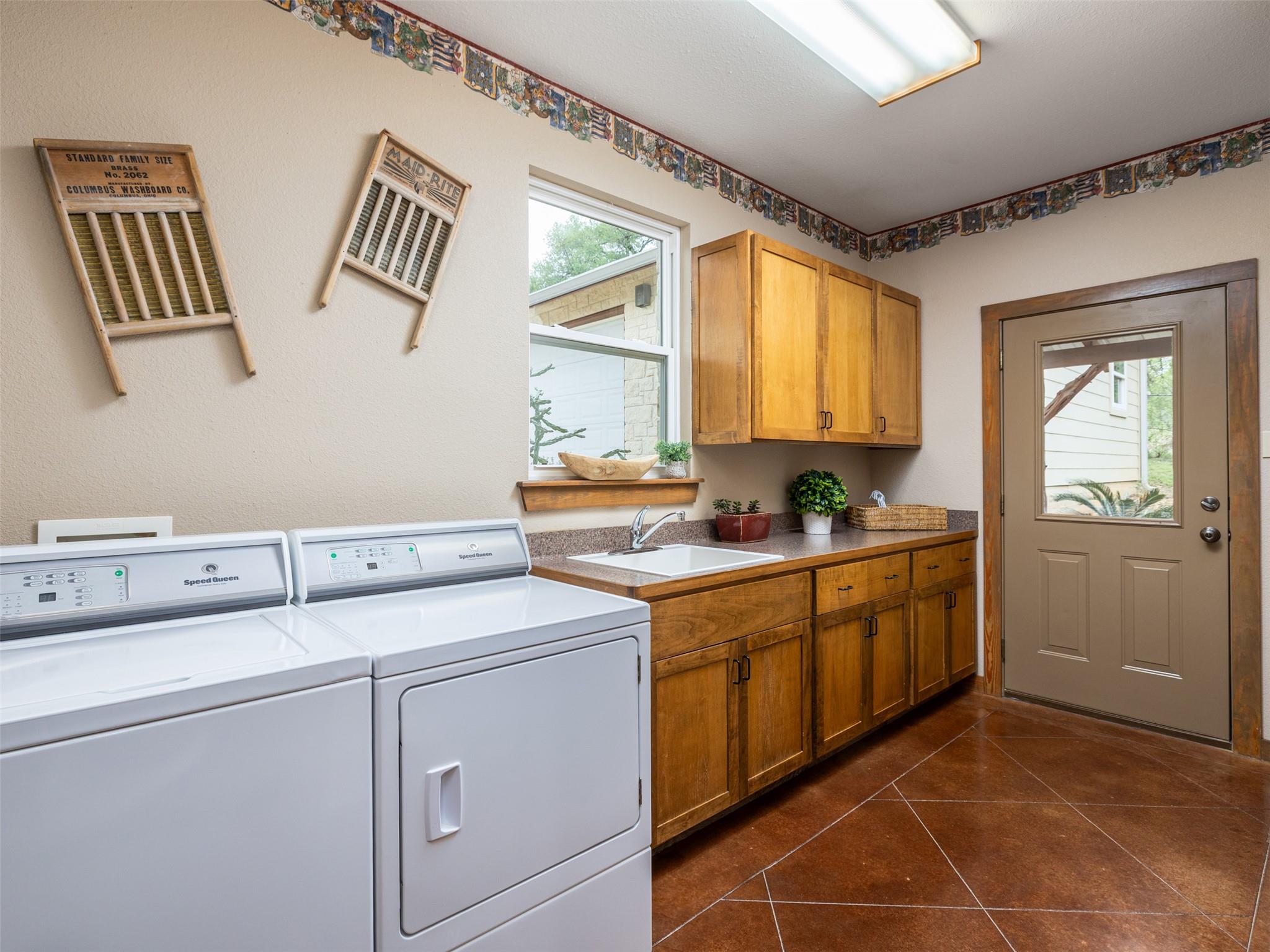 326 Lost Cove Dr, Spicewood, TX 78669