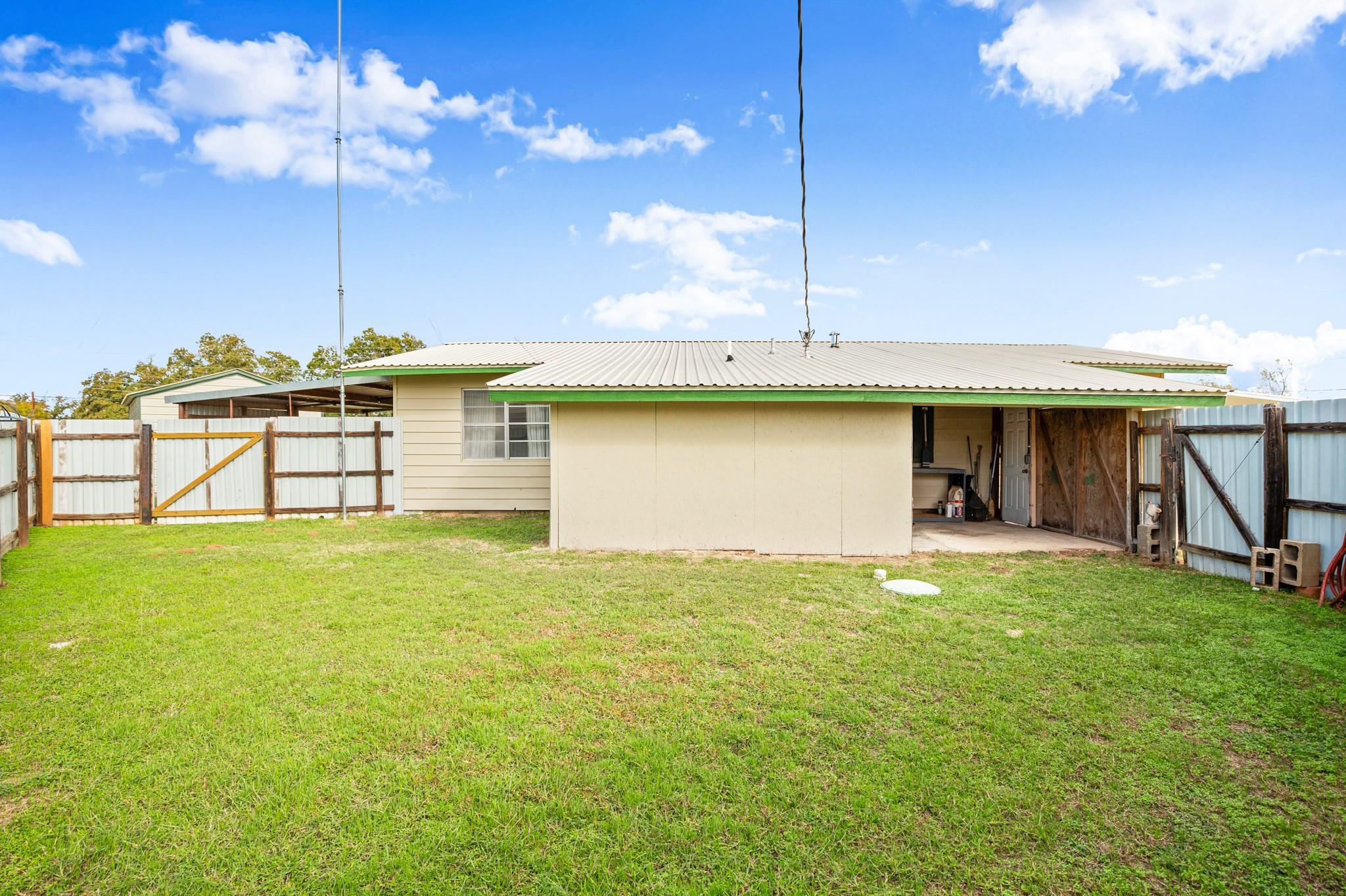 210 Striper Haven Ln, Buchanan Dam, TX 78609