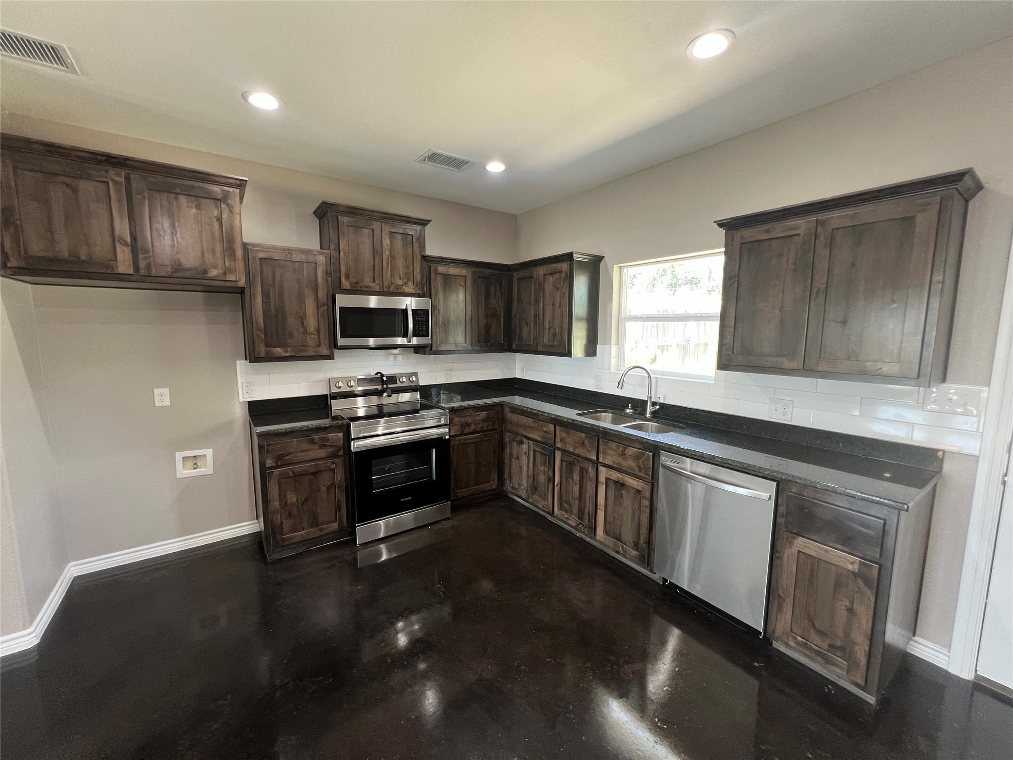 1218 Stone Valley Dr, Lampasas, TX 76550