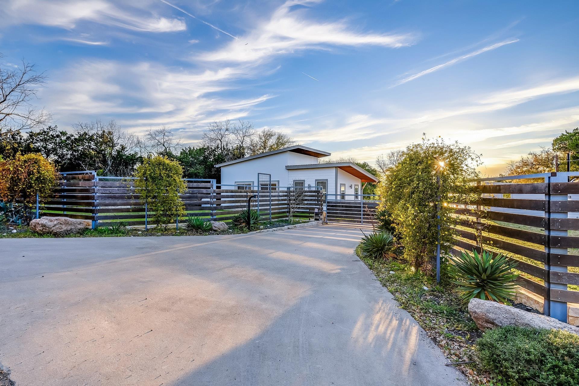 1004 Circle Dr, Kingsland, TX 78639