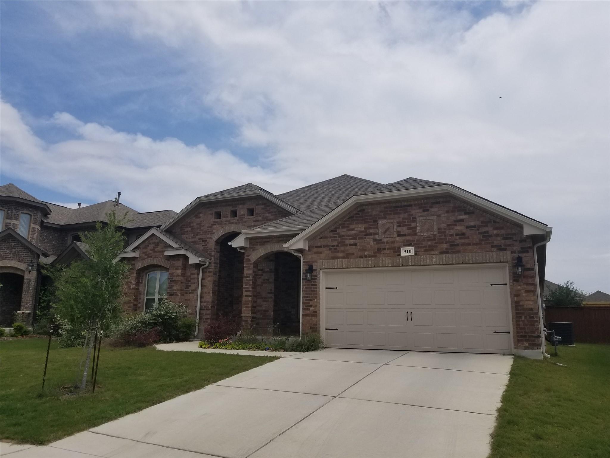 910 Overcup Dr, San Marcos, TX 78666