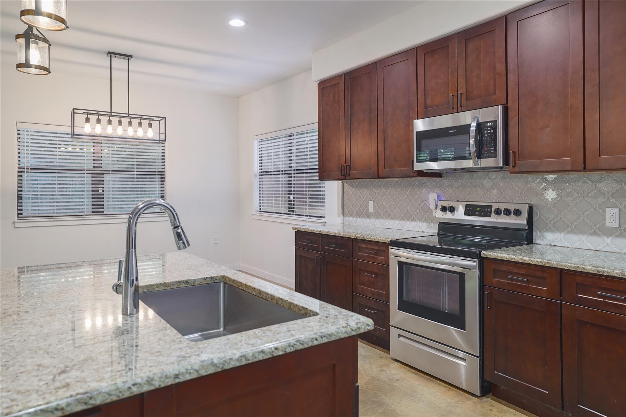 122 N Pohakea Dr, Bastrop, TX 78602