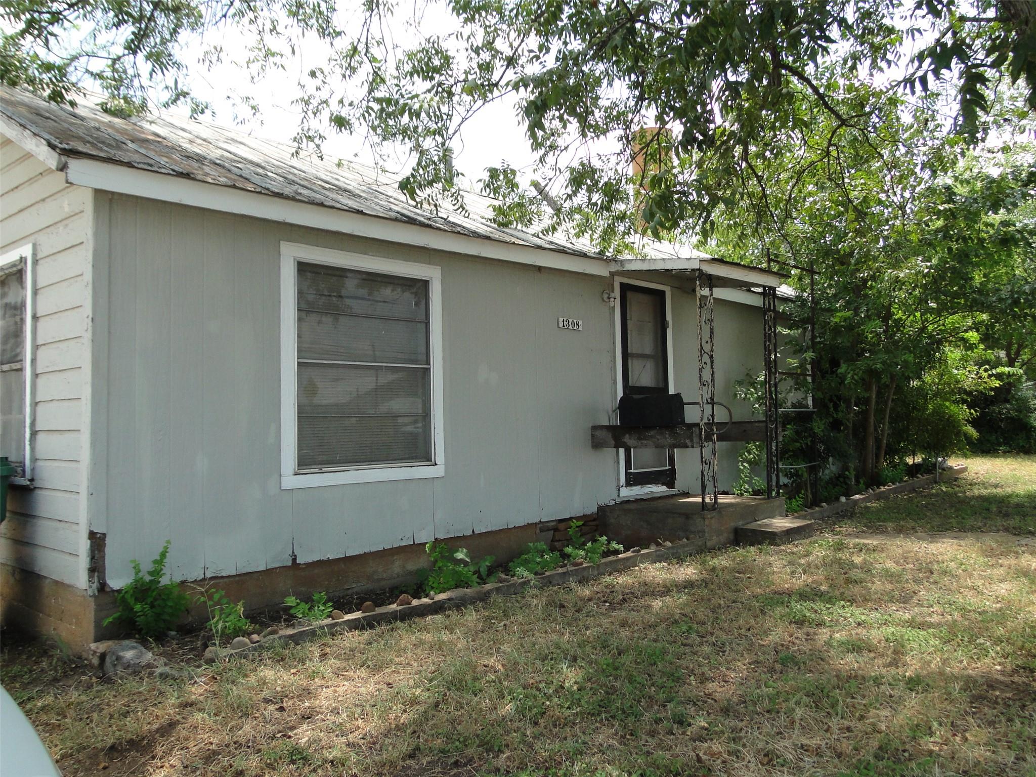 1308 Ford St, Llano, TX 78643