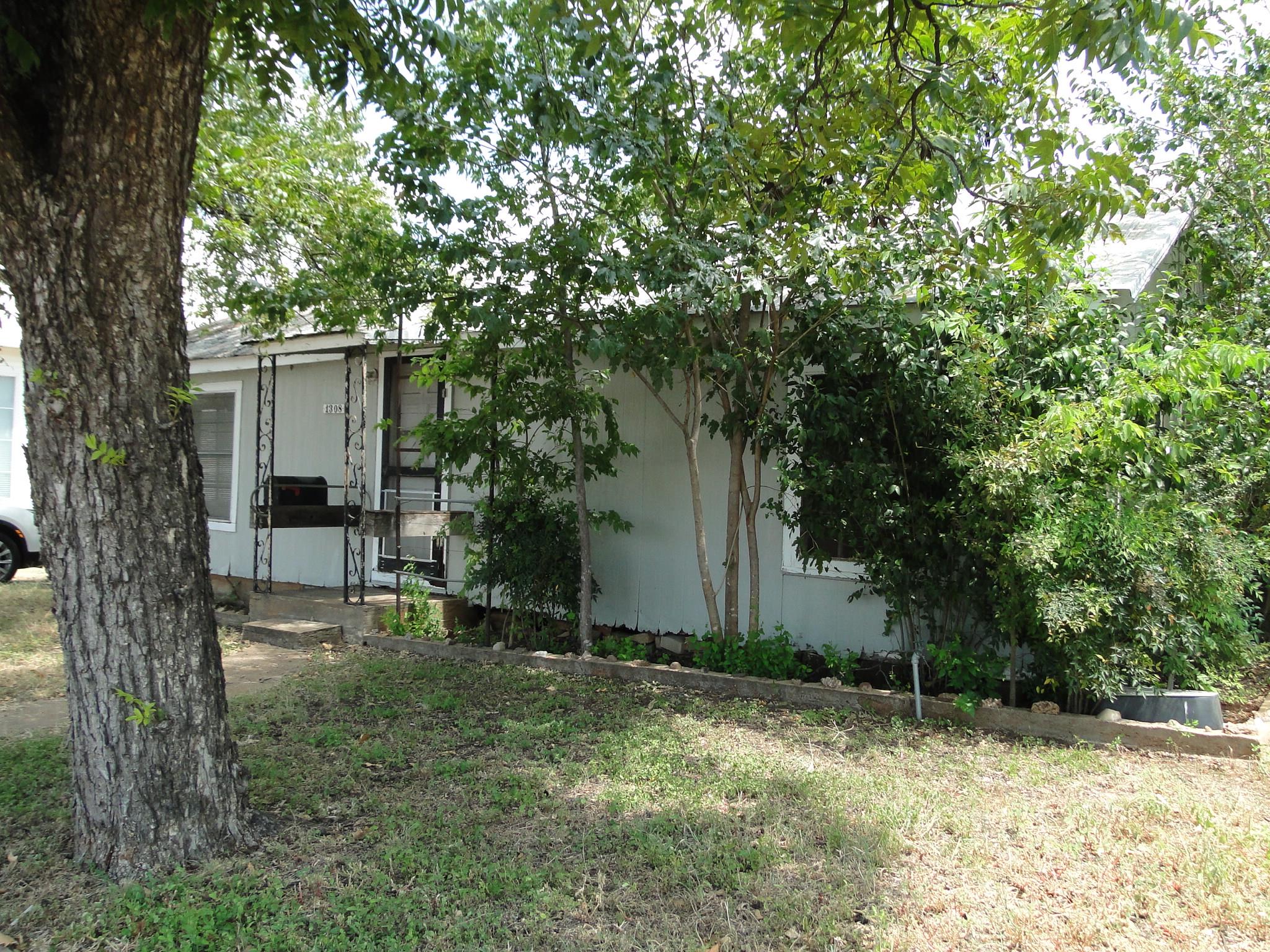1308 Ford St, Llano, TX 78643
