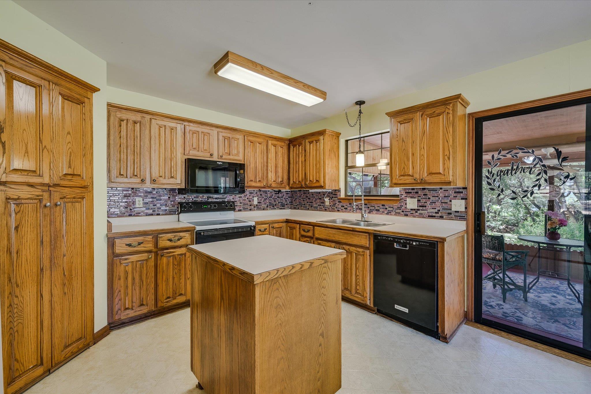 611 Mountain Crest Dr, Wimberley, TX 78676