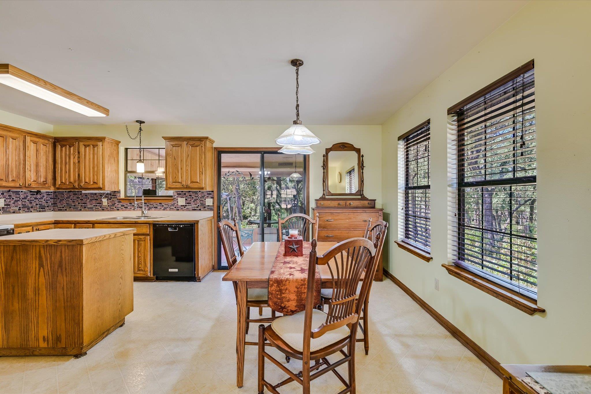 611 Mountain Crest Dr, Wimberley, TX 78676