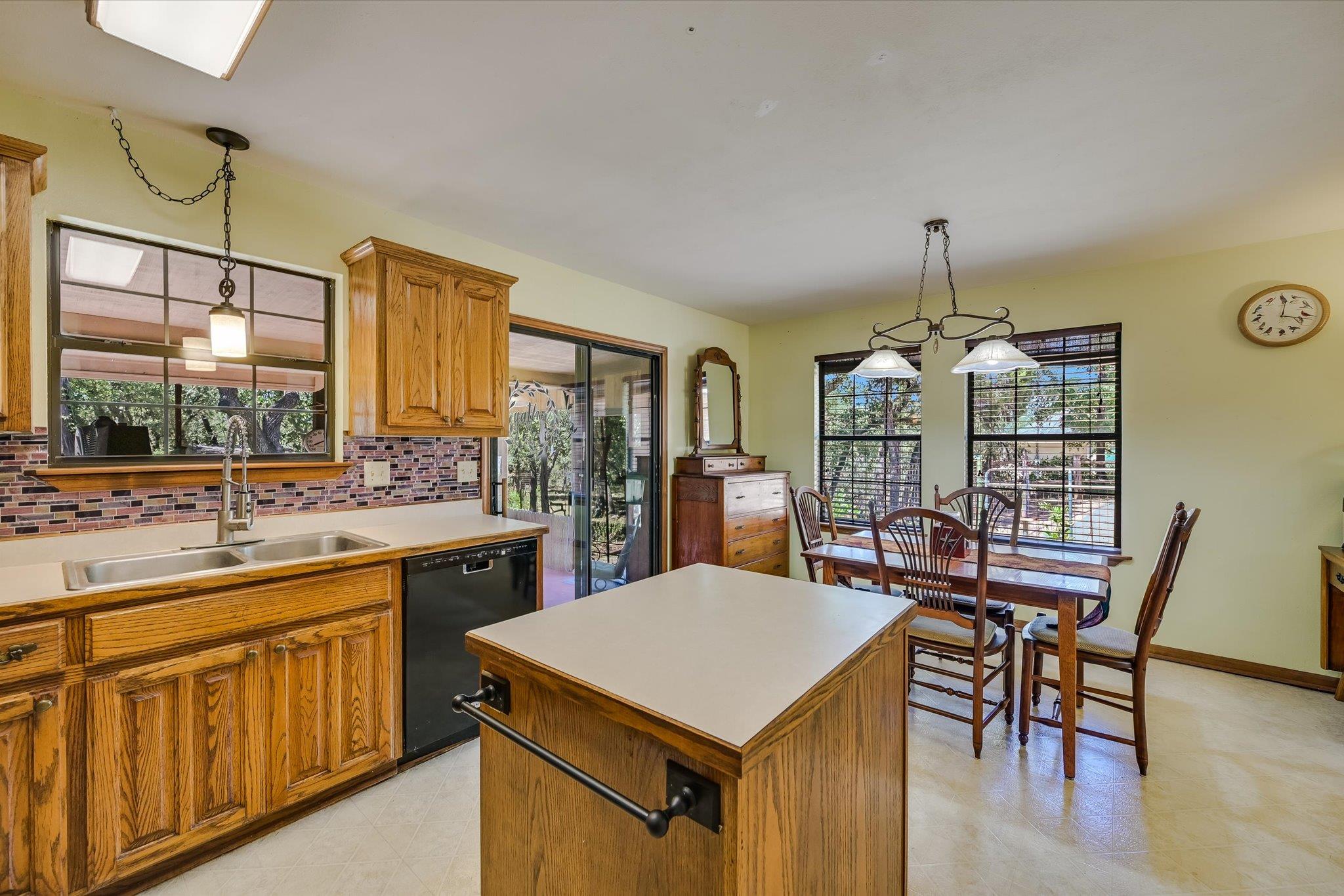 611 Mountain Crest Dr, Wimberley, TX 78676
