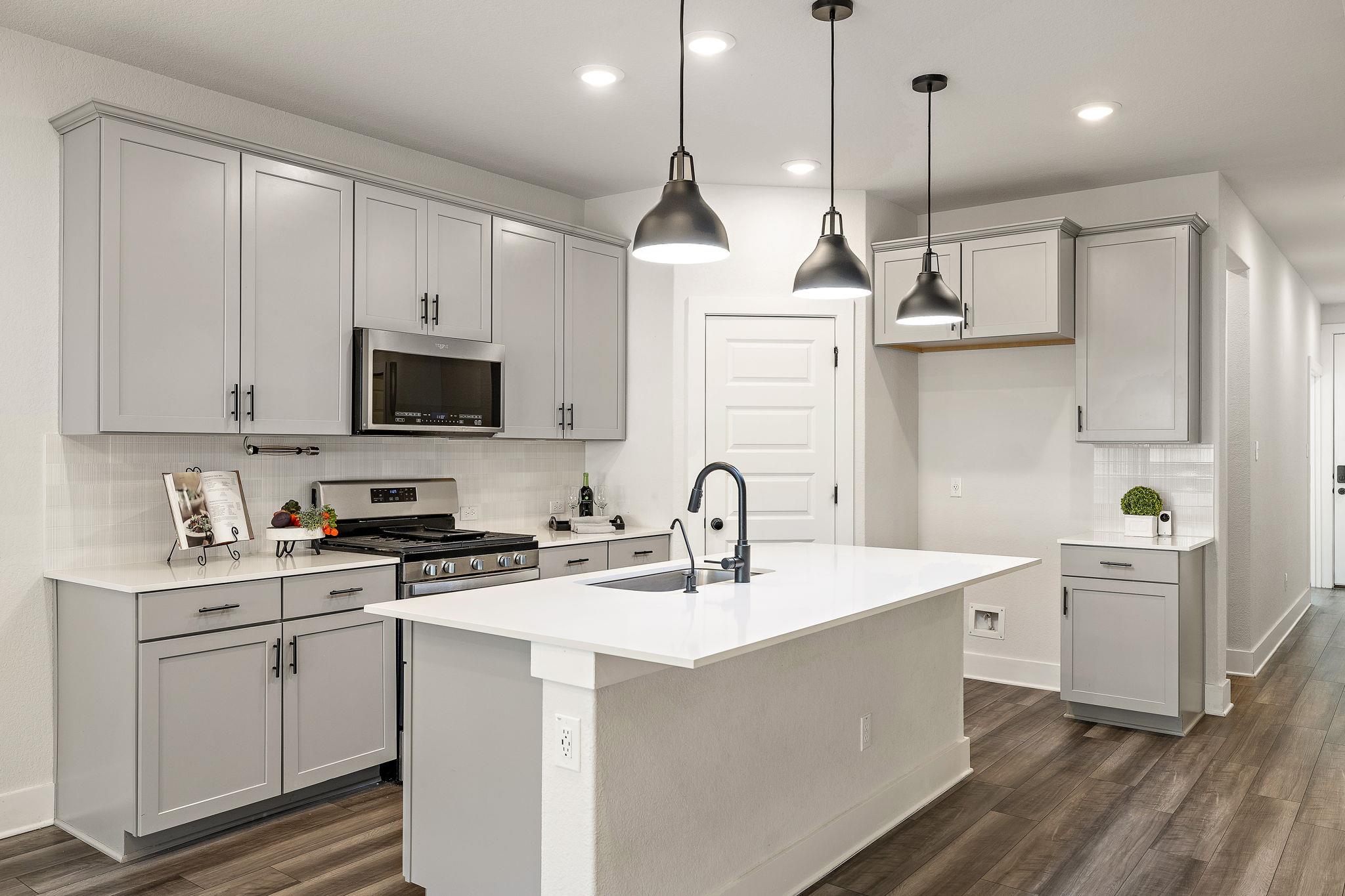 113 Lyrebird Ln, Hutto, TX 78634