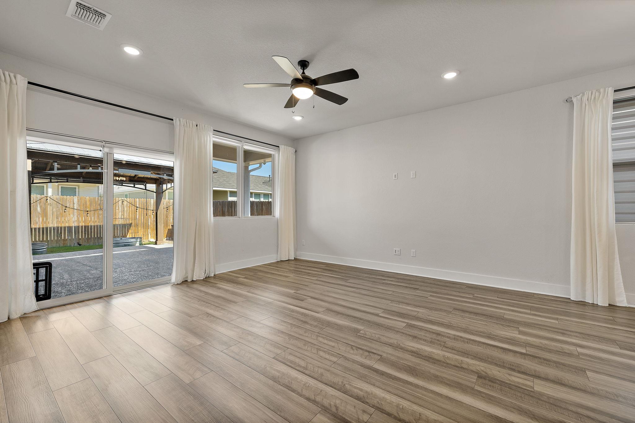 113 Lyrebird Ln, Hutto, TX 78634