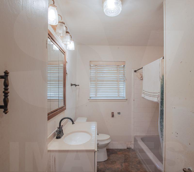 403 4th Ave, Smithville, TX 78957