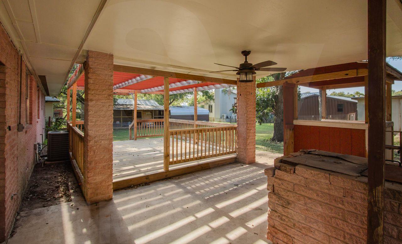 403 4th Ave, Smithville, TX 78957