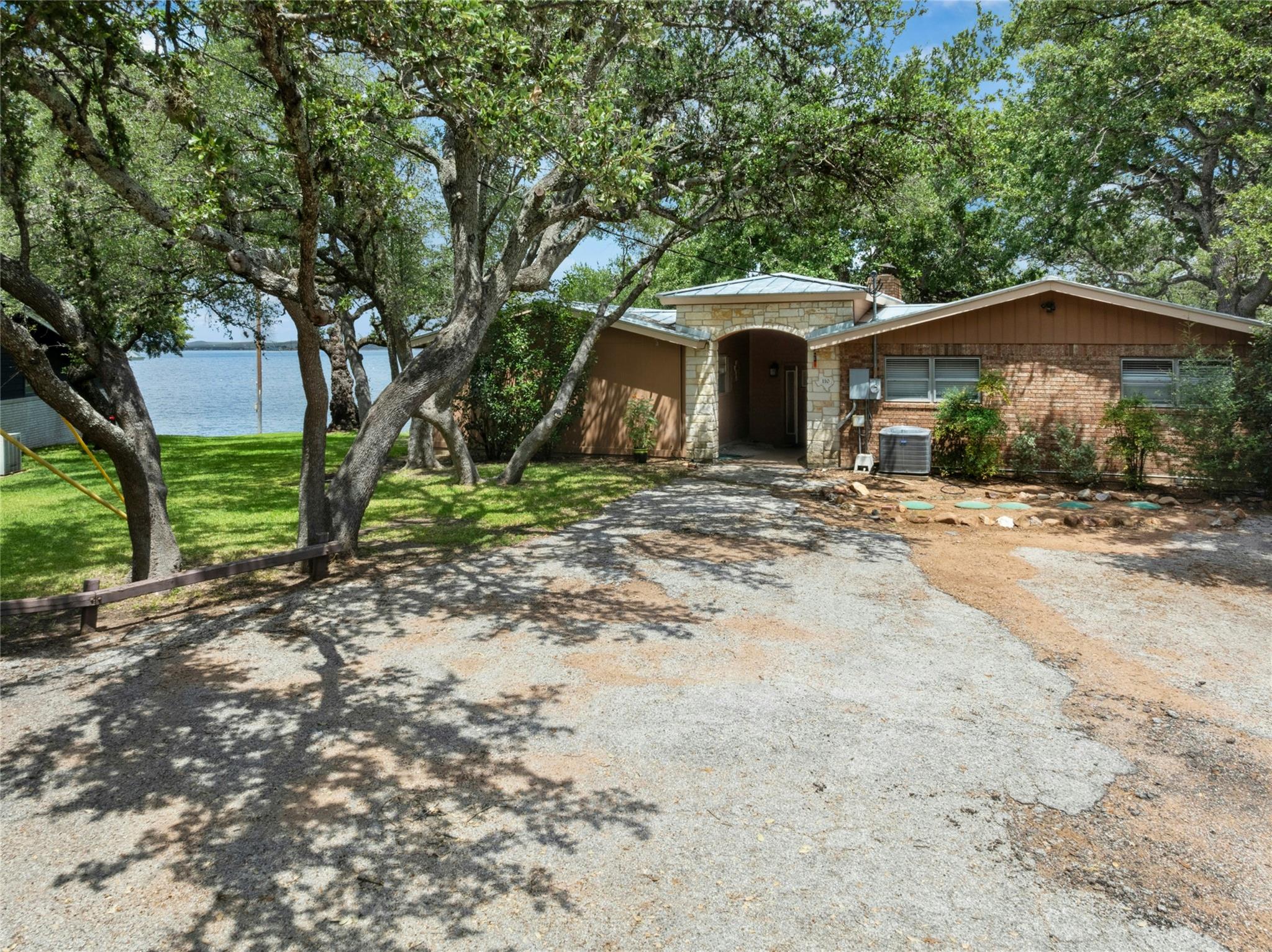 110 Island Lodges Ln, Buchanan Dam, TX 78609