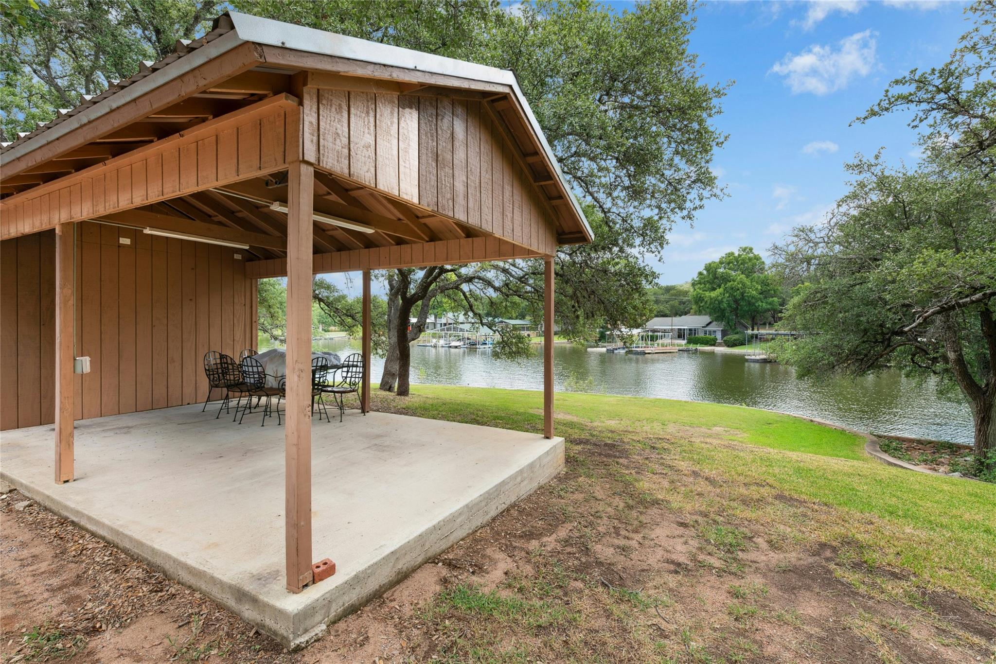 110 Island Lodges Ln, Buchanan Dam, TX 78609