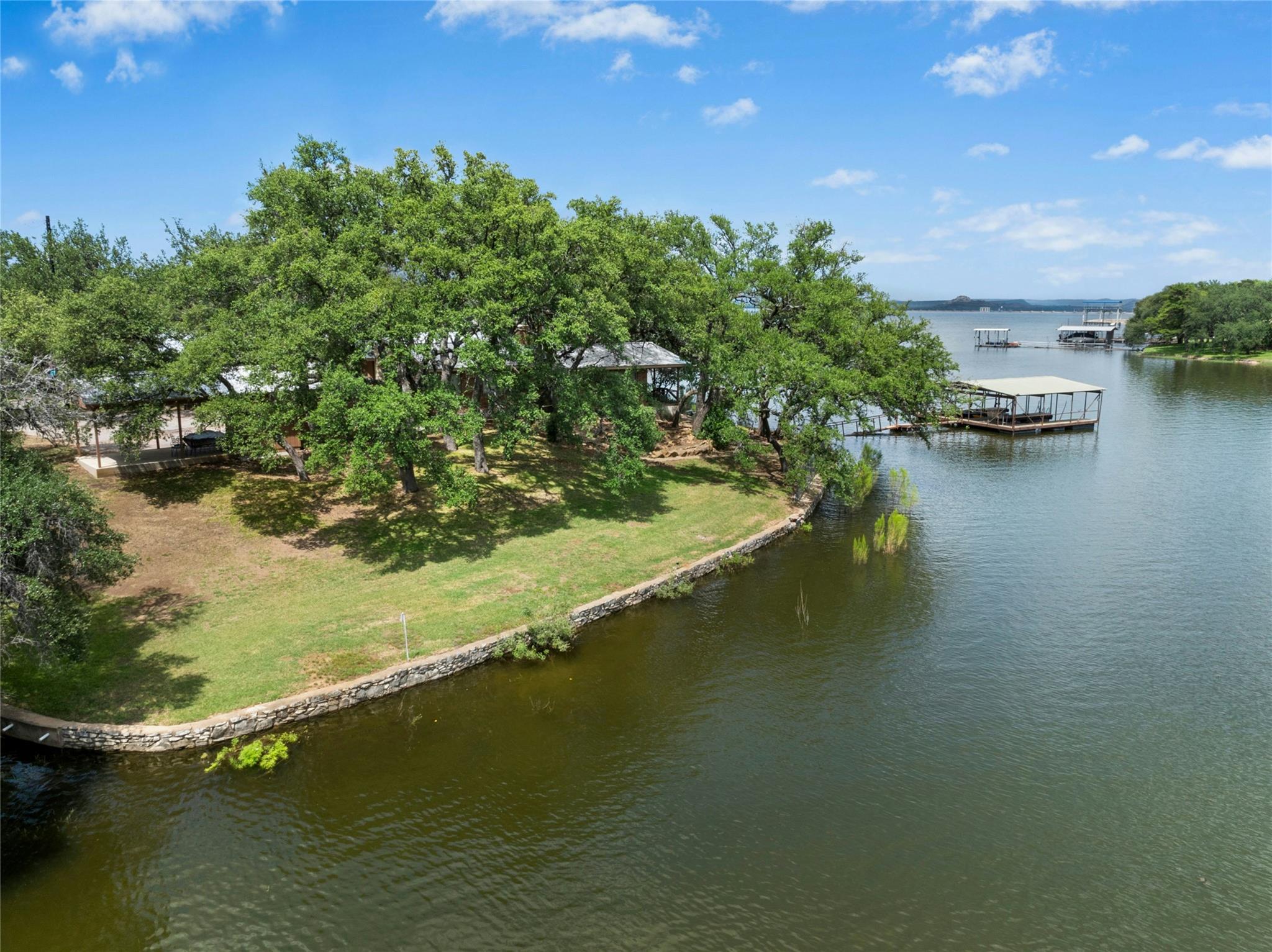 110 Island Lodges Ln, Buchanan Dam, TX 78609