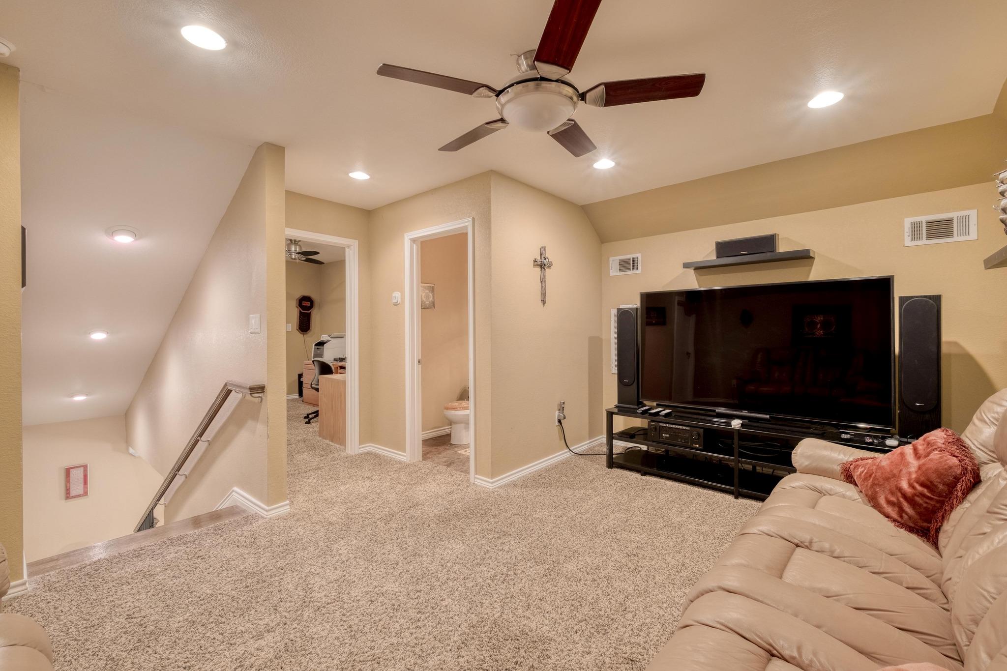 170 Oak Creek Cir, Luling, TX 78648