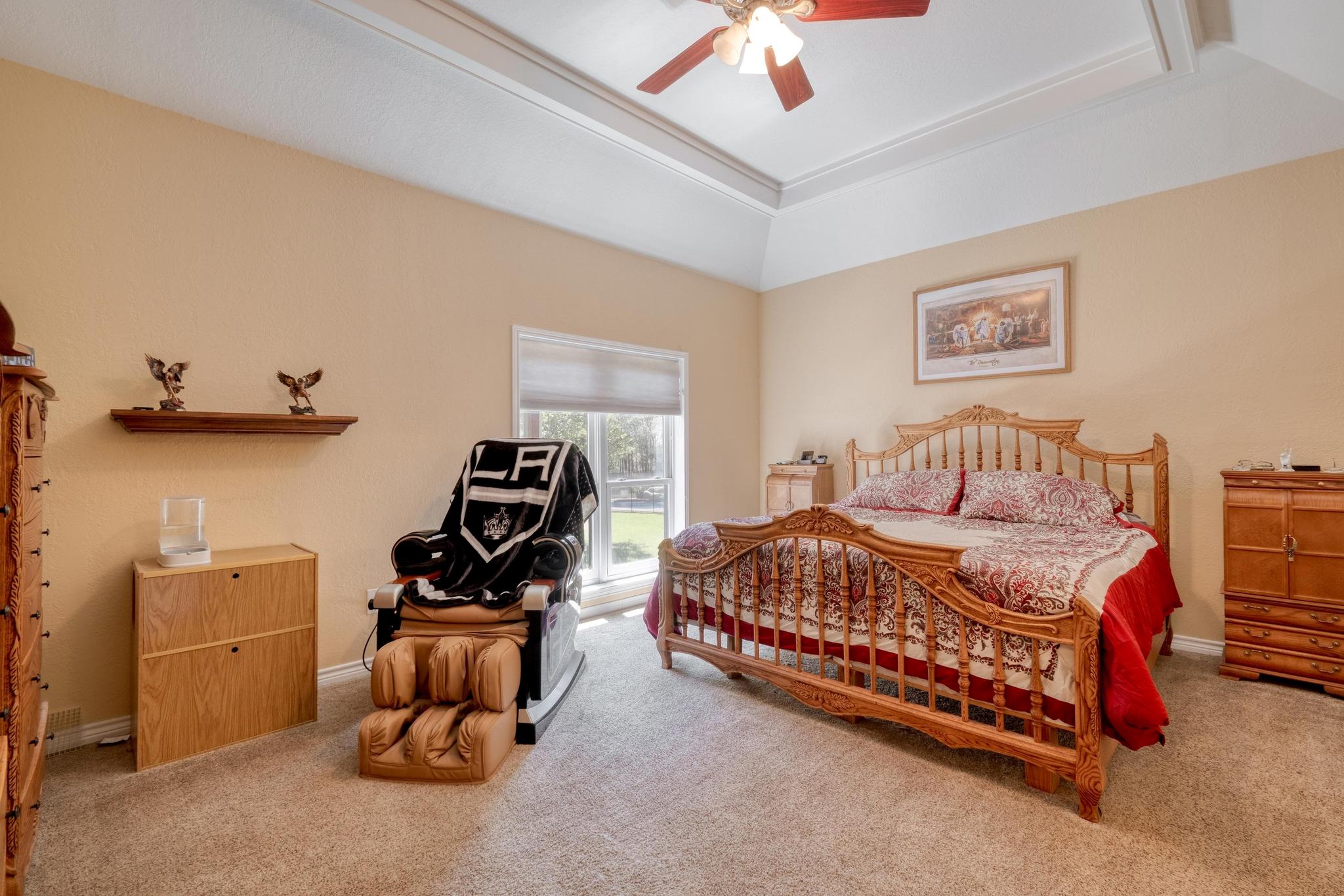 170 Oak Creek Cir, Luling, TX 78648