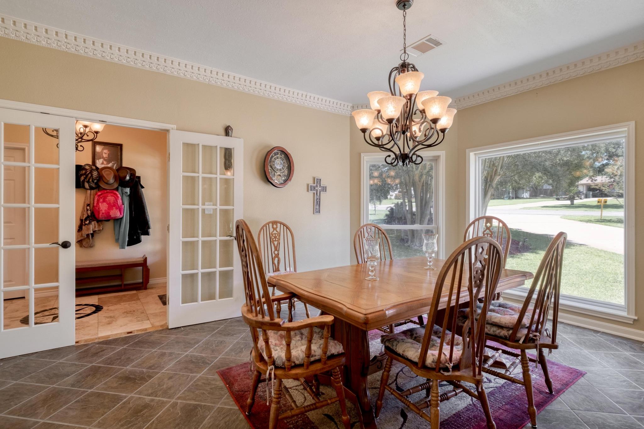 170 Oak Creek Cir, Luling, TX 78648