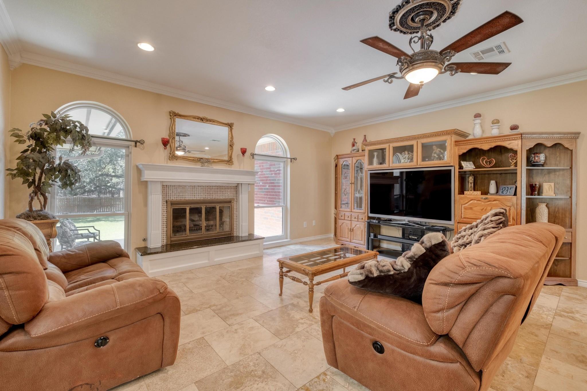 170 Oak Creek Cir, Luling, TX 78648