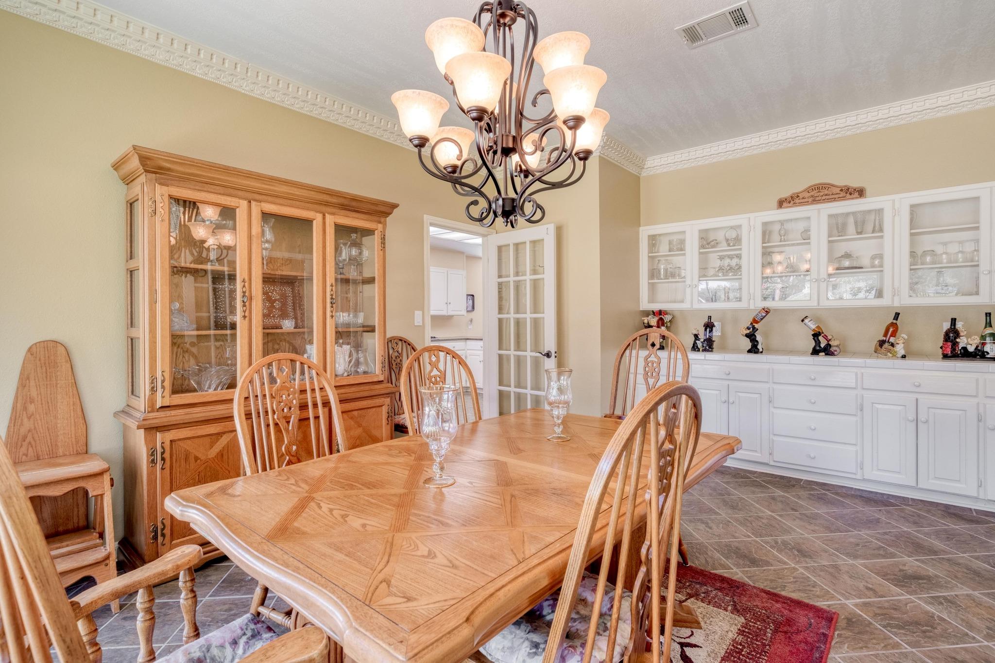 170 Oak Creek Cir, Luling, TX 78648