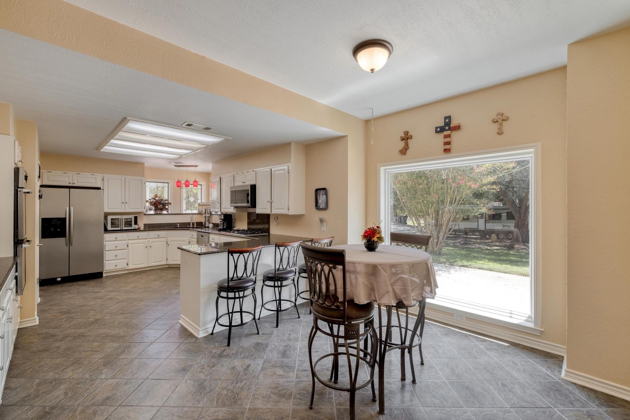 170 Oak Creek Cir, Luling, TX 78648