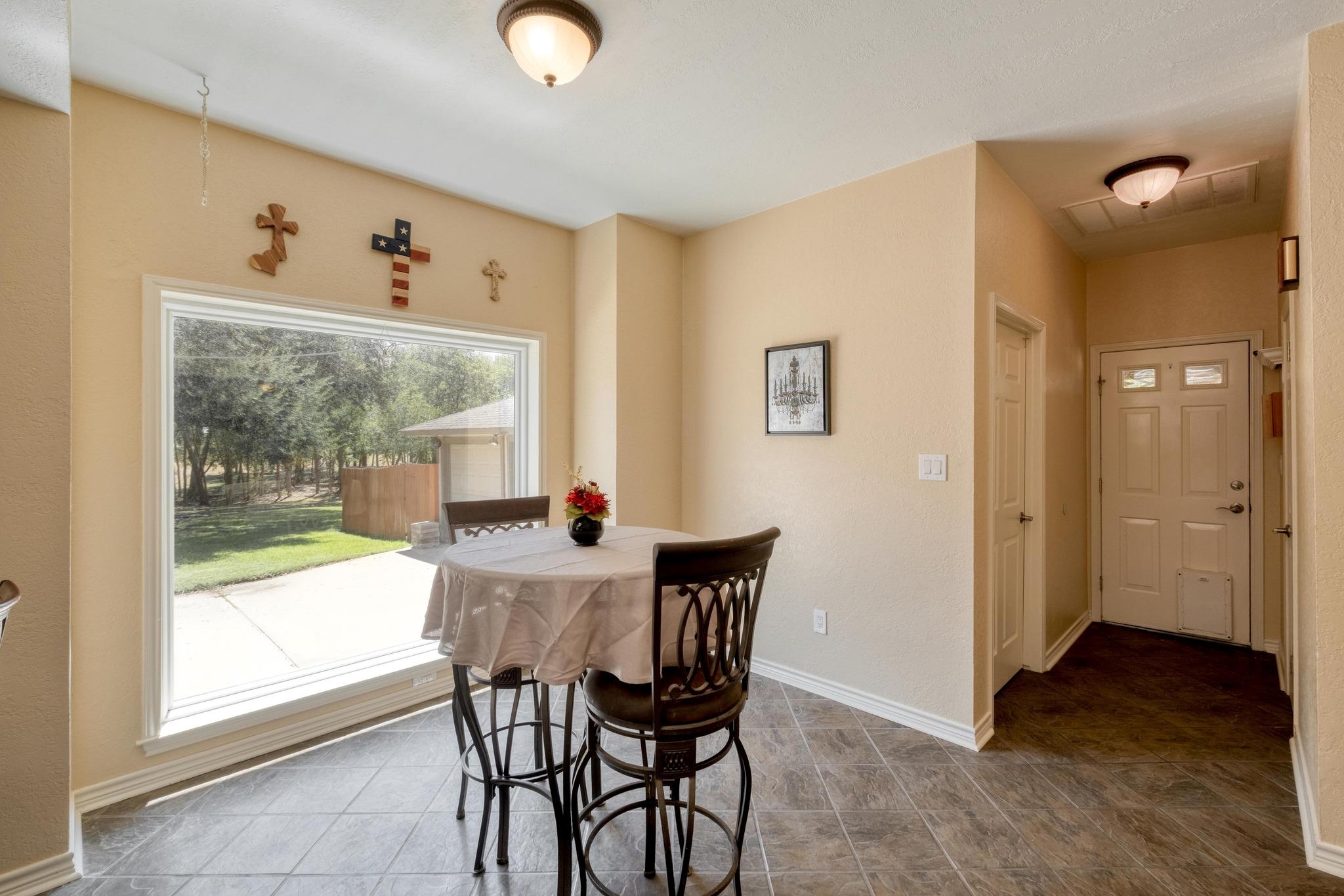 170 Oak Creek Cir, Luling, TX 78648