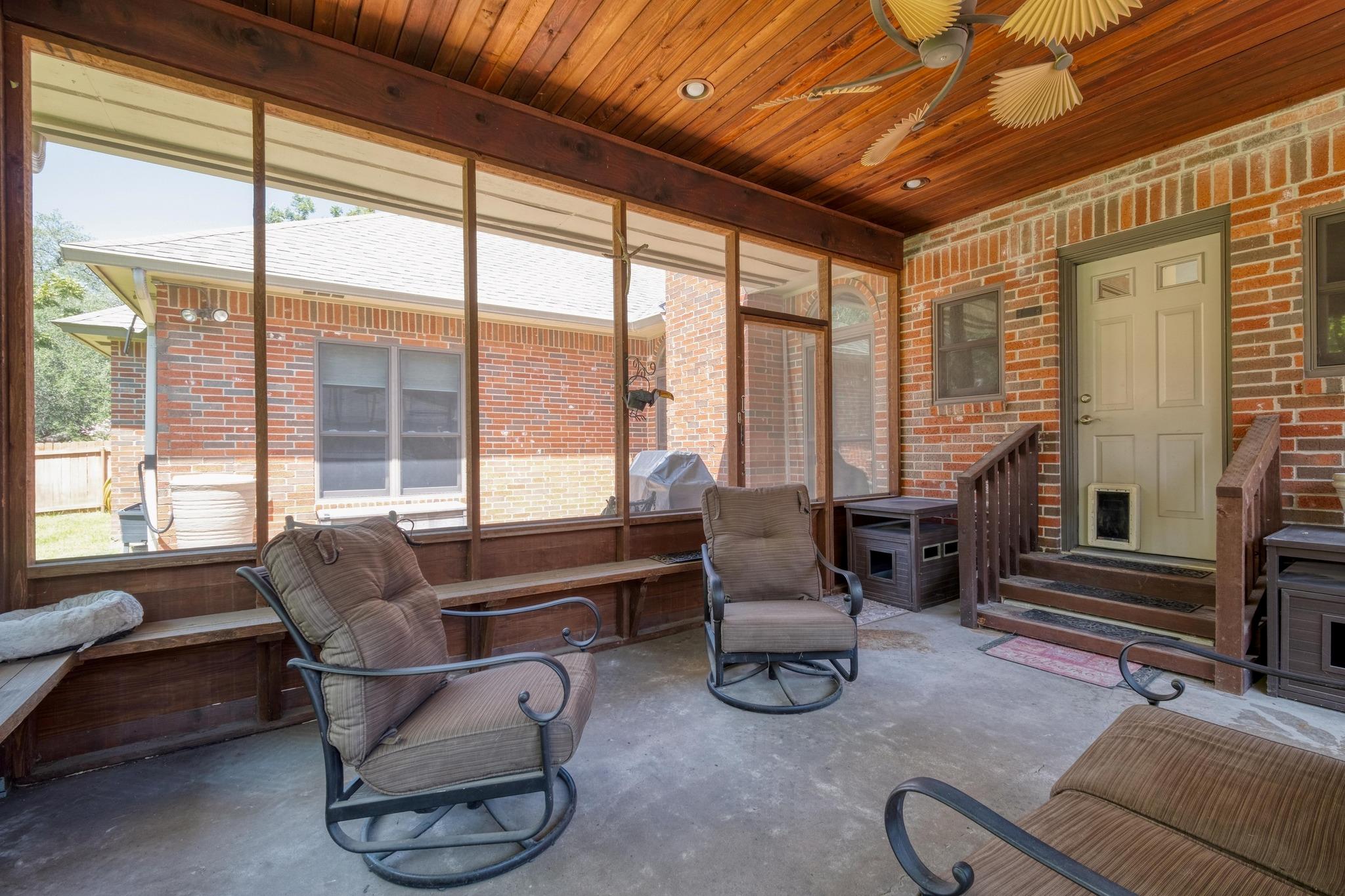 170 Oak Creek Cir, Luling, TX 78648