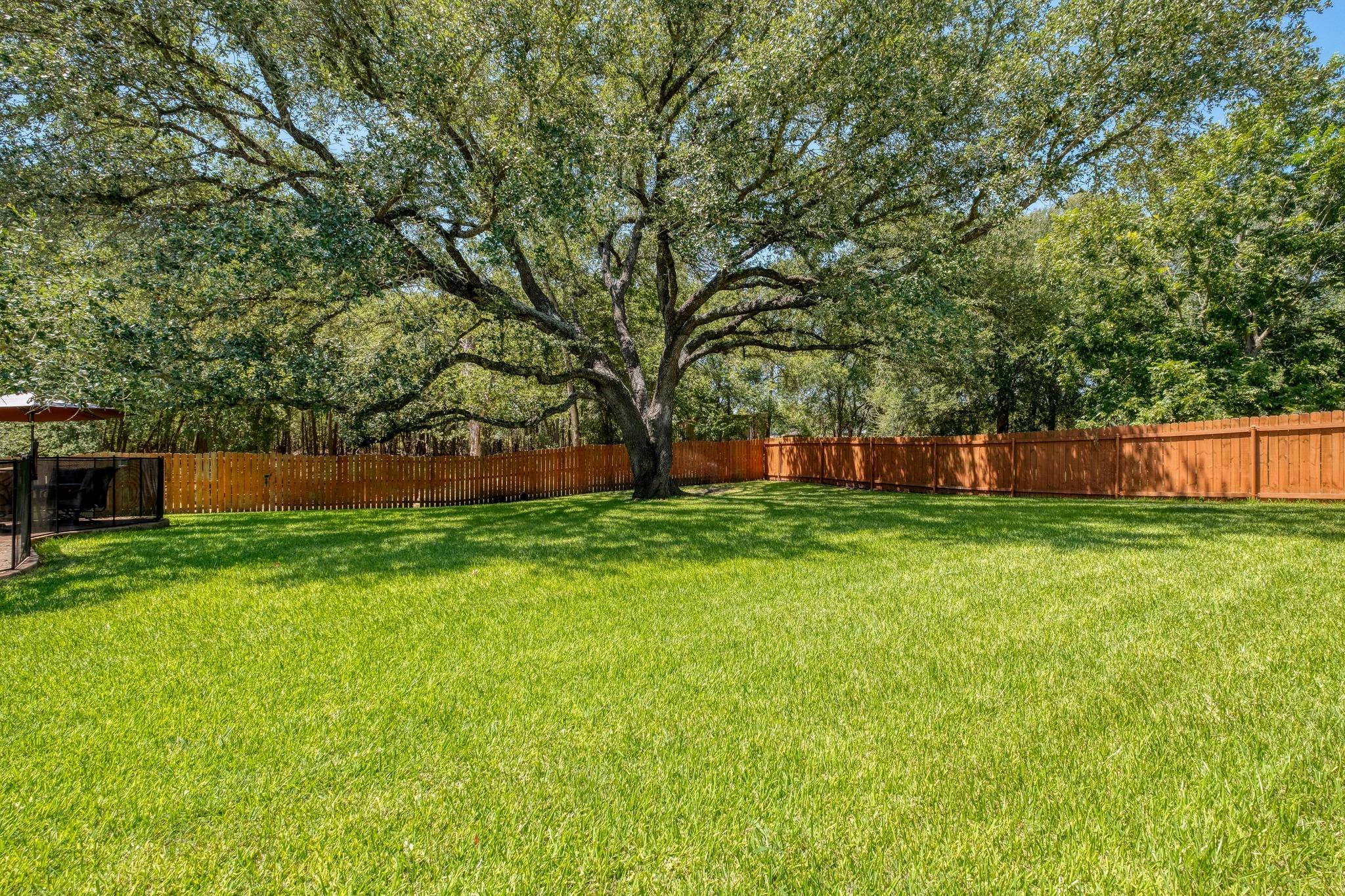170 Oak Creek Cir, Luling, TX 78648