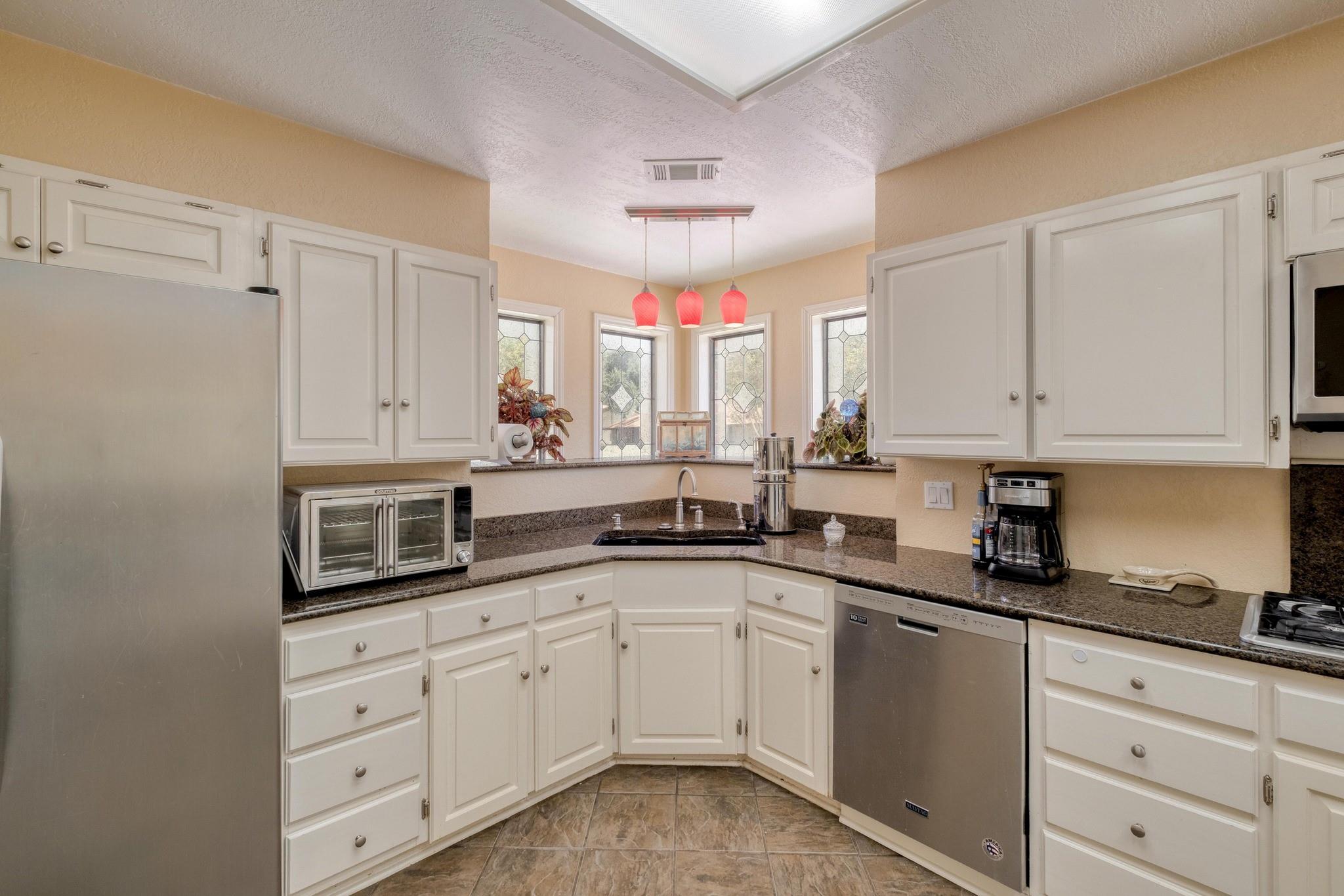 170 Oak Creek Cir, Luling, TX 78648