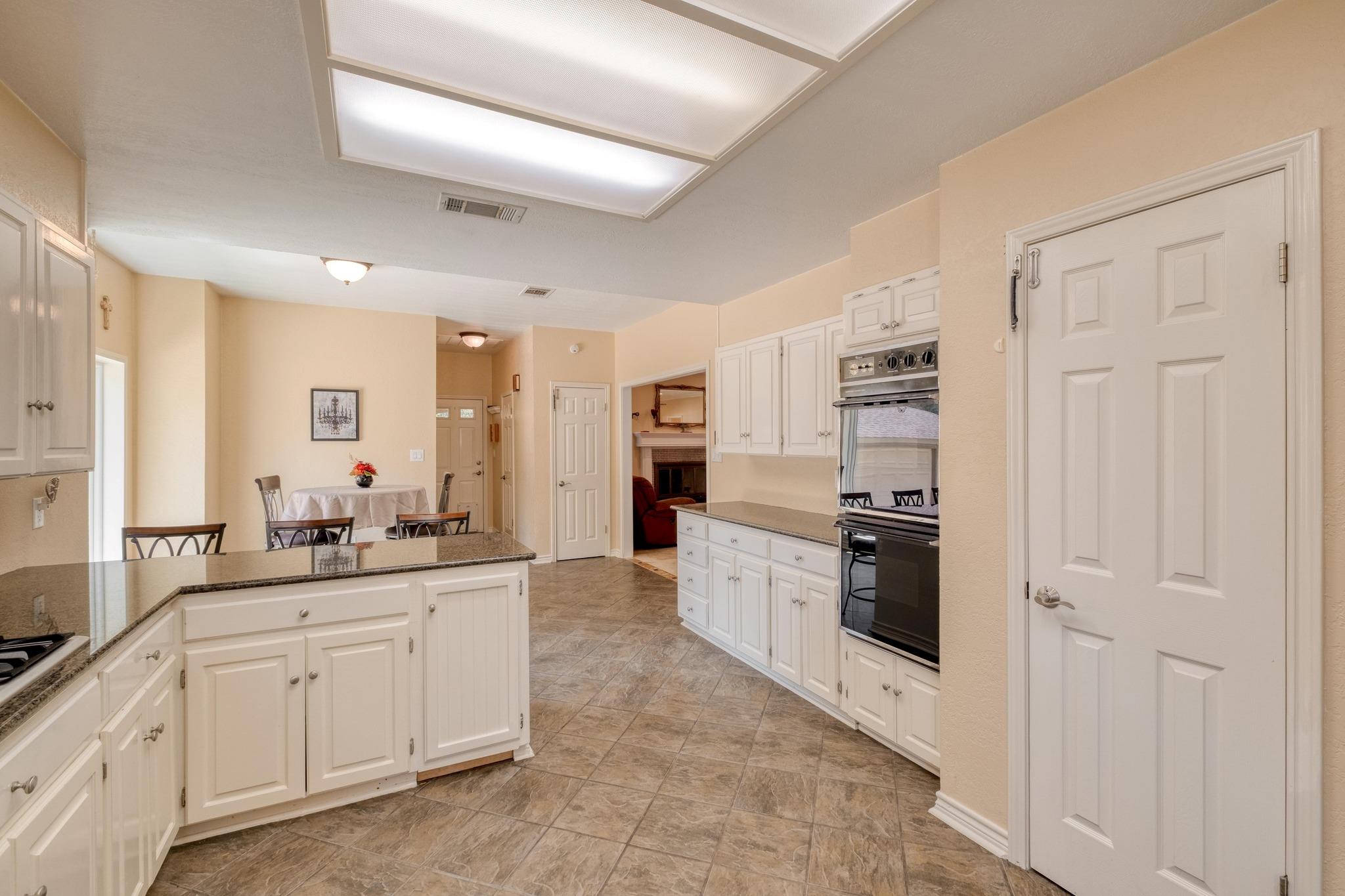 170 Oak Creek Cir, Luling, TX 78648